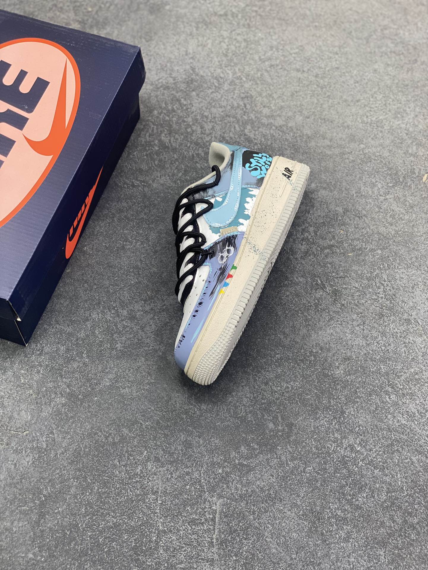 图片[7]-手绘涂鸦“色彩裂变”Nike Air Force 1 “Color fission”空军一号定制板鞋 当街头潮流与艺术涂鸦猛烈碰撞，便诞生了这双“色彩裂变·灰蓝艺术空军一号”。它以经典Nike Air Force 1为载体，灰、蓝、白的主色调如同艺术画布，泼墨般的色彩裂变效果打破常规，鞋身的“Still Woozy”艺术字体与鞋侧Swoosh、中底泼墨细节呼应，将随性的艺术表达注入鞋款灵魂 货号：XL2312-101 尺码：36 36.5 37.5 38 38.5 39 40 40.5 41 42 42.5 43 44 44.5 45-选品中心