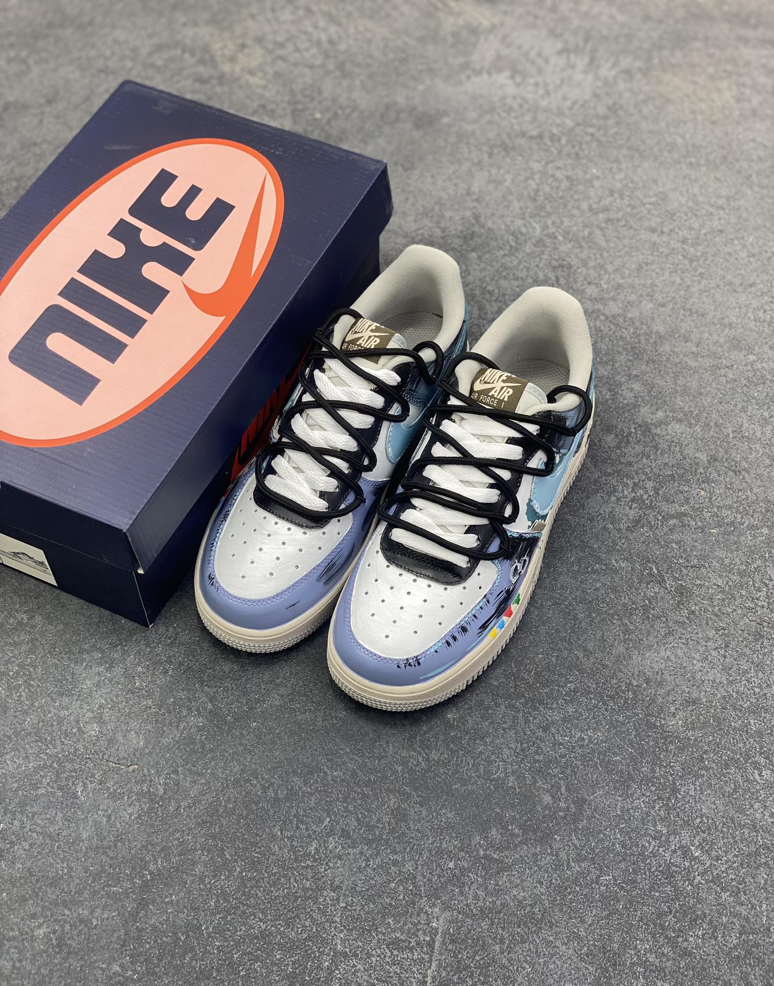 图片[8]-手绘涂鸦“色彩裂变”Nike Air Force 1 “Color fission”空军一号定制板鞋 当街头潮流与艺术涂鸦猛烈碰撞，便诞生了这双“色彩裂变·灰蓝艺术空军一号”。它以经典Nike Air Force 1为载体，灰、蓝、白的主色调如同艺术画布，泼墨般的色彩裂变效果打破常规，鞋身的“Still Woozy”艺术字体与鞋侧Swoosh、中底泼墨细节呼应，将随性的艺术表达注入鞋款灵魂 货号：XL2312-101 尺码：36 36.5 37.5 38 38.5 39 40 40.5 41 42 42.5 43 44 44.5 45-选品中心