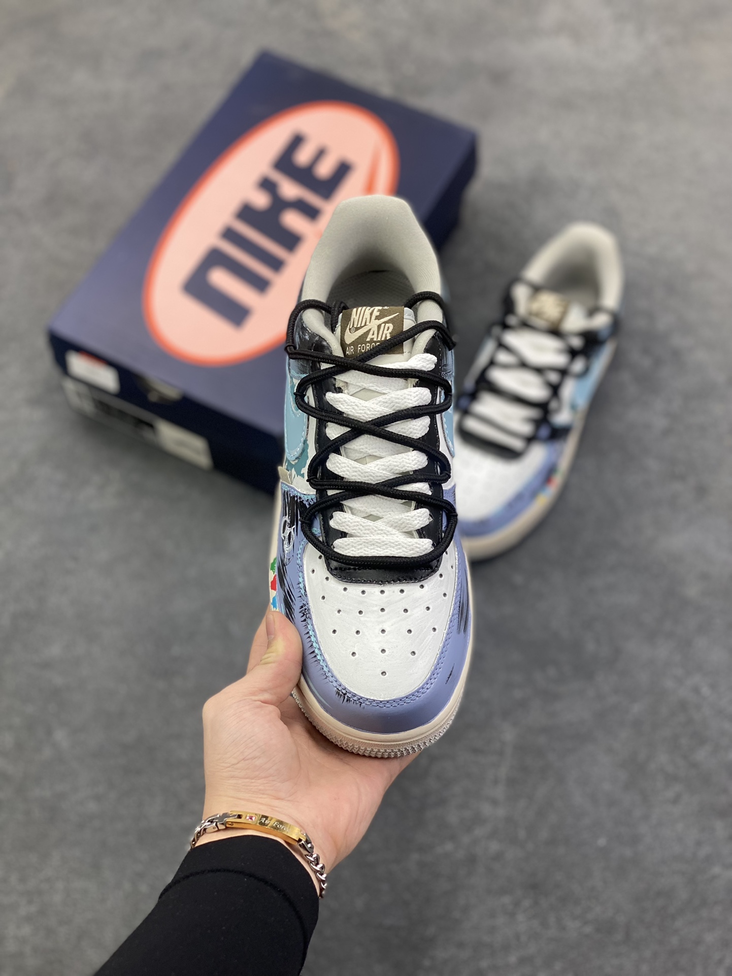 图片[2]-手绘涂鸦“色彩裂变”Nike Air Force 1 “Color fission”空军一号定制板鞋 当街头潮流与艺术涂鸦猛烈碰撞，便诞生了这双“色彩裂变·灰蓝艺术空军一号”。它以经典Nike Air Force 1为载体，灰、蓝、白的主色调如同艺术画布，泼墨般的色彩裂变效果打破常规，鞋身的“Still Woozy”艺术字体与鞋侧Swoosh、中底泼墨细节呼应，将随性的艺术表达注入鞋款灵魂 货号：XL2312-101 尺码：36 36.5 37.5 38 38.5 39 40 40.5 41 42 42.5 43 44 44.5 45-选品中心