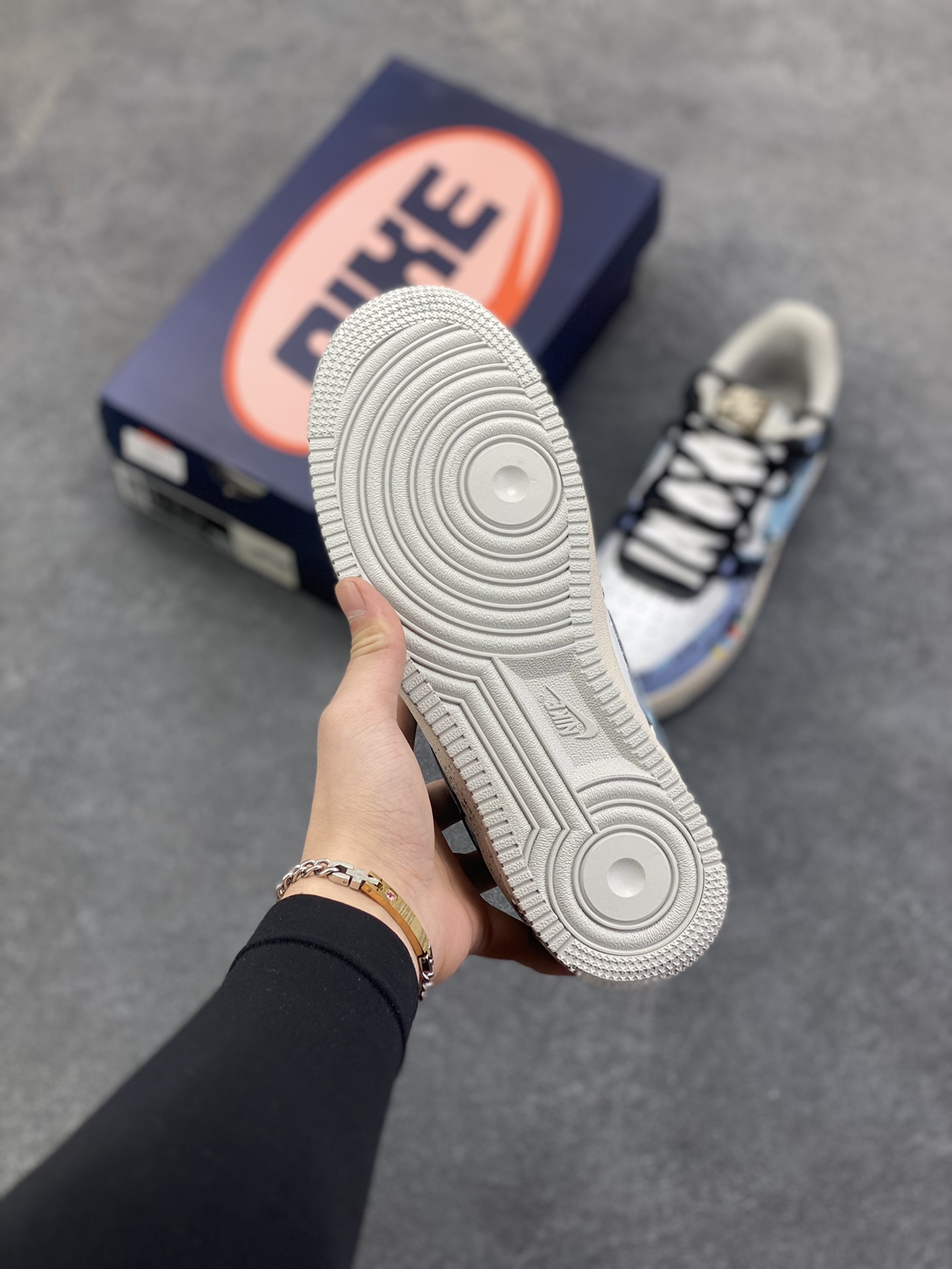 图片[5]-手绘涂鸦“色彩裂变”Nike Air Force 1 “Color fission”空军一号定制板鞋 当街头潮流与艺术涂鸦猛烈碰撞，便诞生了这双“色彩裂变·灰蓝艺术空军一号”。它以经典Nike Air Force 1为载体，灰、蓝、白的主色调如同艺术画布，泼墨般的色彩裂变效果打破常规，鞋身的“Still Woozy”艺术字体与鞋侧Swoosh、中底泼墨细节呼应，将随性的艺术表达注入鞋款灵魂 货号：XL2312-101 尺码：36 36.5 37.5 38 38.5 39 40 40.5 41 42 42.5 43 44 44.5 45-选品中心