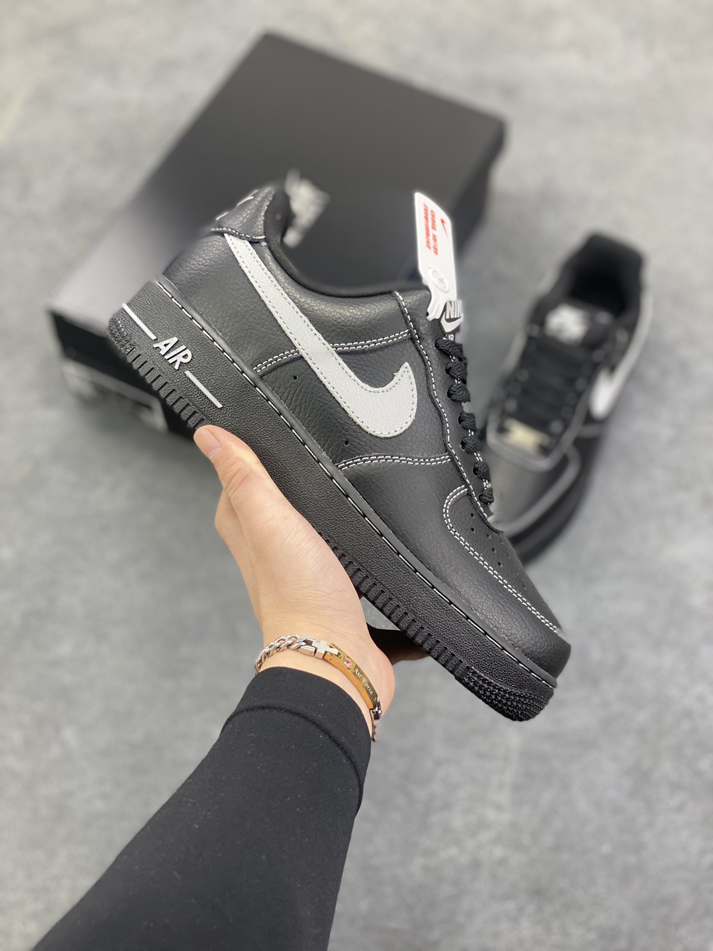 福利特价 Nike Air Force 1 Low 黑灰 原楦头原纸板 打造纯正空军版型 专注外贸渠道 全掌内置蜂窝气垫 原盒配件 原厂中底钢印、拉帮完美 货号：HQ2037-006 尺码：36 36.5 37.5 38 38.5 39 40 40.5 41 42 42.5 43 44 44.5 45-选品中心