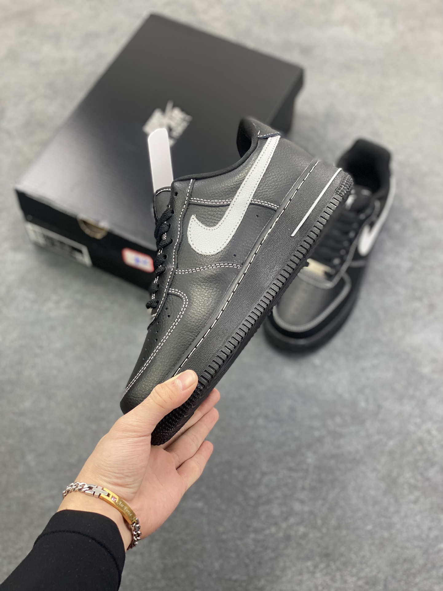 图片[3]-福利特价 Nike Air Force 1 Low 黑灰 原楦头原纸板 打造纯正空军版型 专注外贸渠道 全掌内置蜂窝气垫 原盒配件 原厂中底钢印、拉帮完美 货号：HQ2037-006 尺码：36 36.5 37.5 38 38.5 39 40 40.5 41 42 42.5 43 44 44.5 45-选品中心