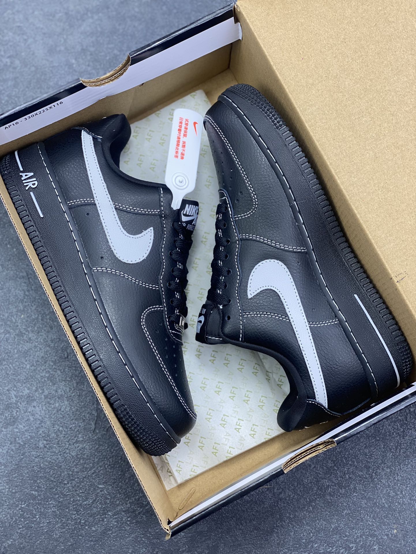 图片[9]-福利特价 Nike Air Force 1 Low 黑灰 原楦头原纸板 打造纯正空军版型 专注外贸渠道 全掌内置蜂窝气垫 原盒配件 原厂中底钢印、拉帮完美 货号：HQ2037-006 尺码：36 36.5 37.5 38 38.5 39 40 40.5 41 42 42.5 43 44 44.5 45-选品中心