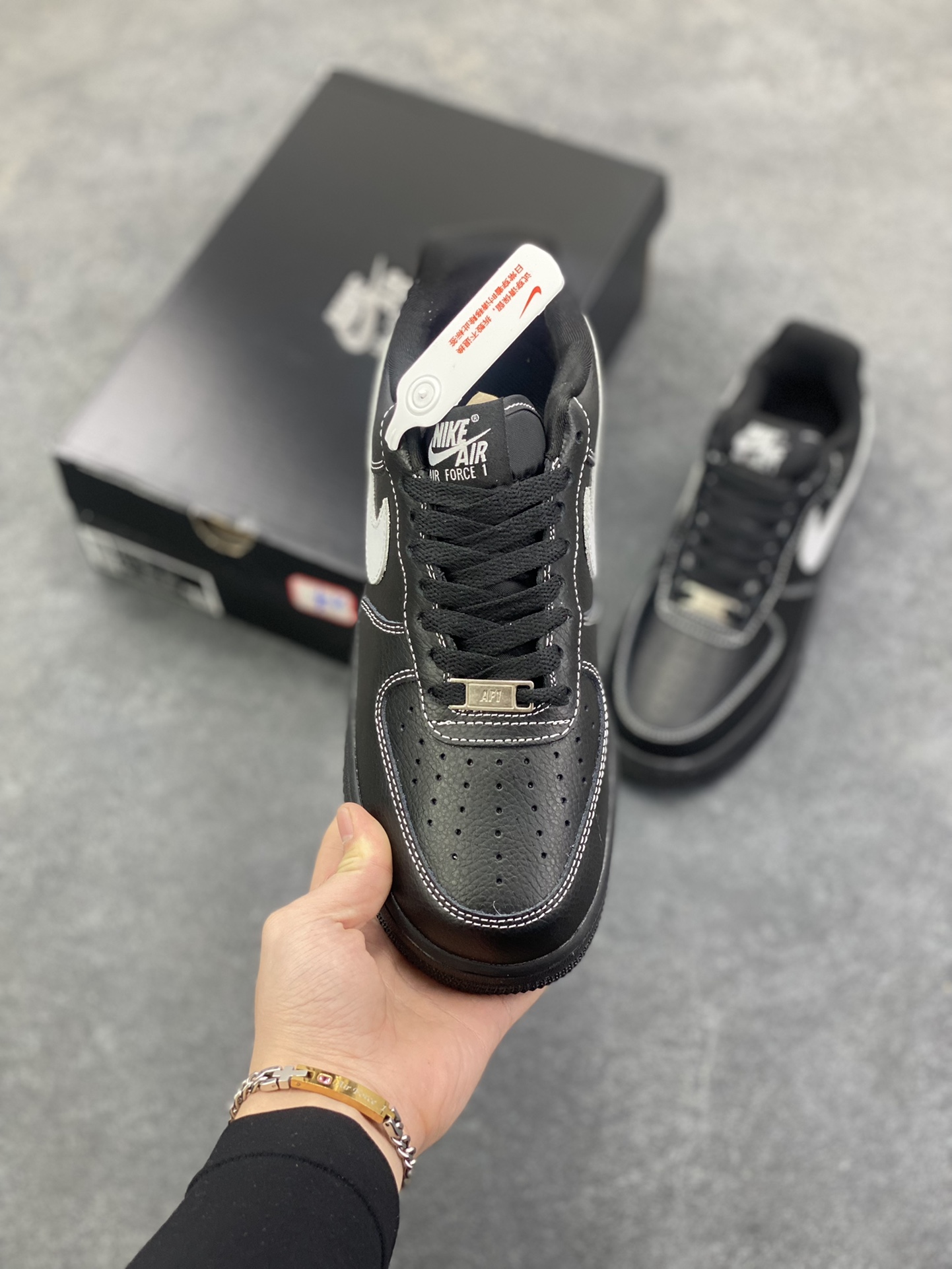 图片[2]-福利特价 Nike Air Force 1 Low 黑灰 原楦头原纸板 打造纯正空军版型 专注外贸渠道 全掌内置蜂窝气垫 原盒配件 原厂中底钢印、拉帮完美 货号：HQ2037-006 尺码：36 36.5 37.5 38 38.5 39 40 40.5 41 42 42.5 43 44 44.5 45-选品中心