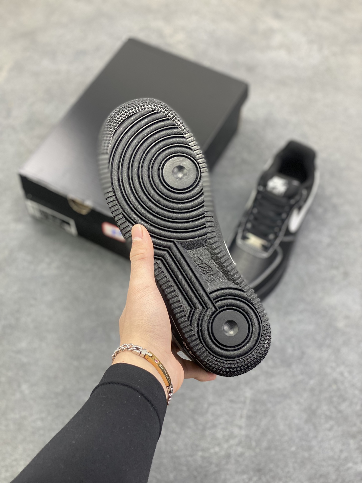 图片[5]-福利特价 Nike Air Force 1 Low 黑灰 原楦头原纸板 打造纯正空军版型 专注外贸渠道 全掌内置蜂窝气垫 原盒配件 原厂中底钢印、拉帮完美 货号：HQ2037-006 尺码：36 36.5 37.5 38 38.5 39 40 40.5 41 42 42.5 43 44 44.5 45-选品中心