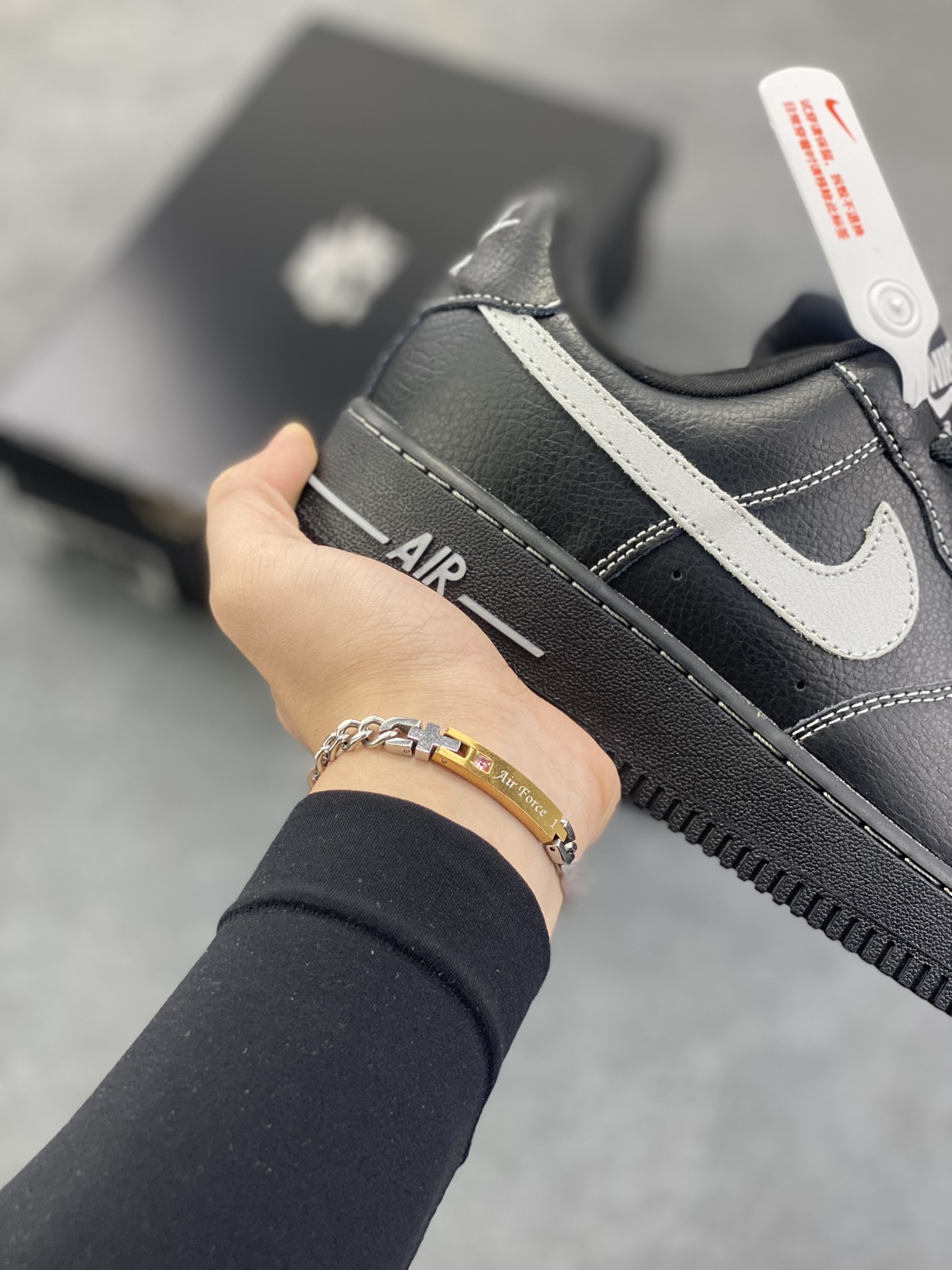 图片[6]-福利特价 Nike Air Force 1 Low 黑灰 原楦头原纸板 打造纯正空军版型 专注外贸渠道 全掌内置蜂窝气垫 原盒配件 原厂中底钢印、拉帮完美 货号：HQ2037-006 尺码：36 36.5 37.5 38 38.5 39 40 40.5 41 42 42.5 43 44 44.5 45-选品中心