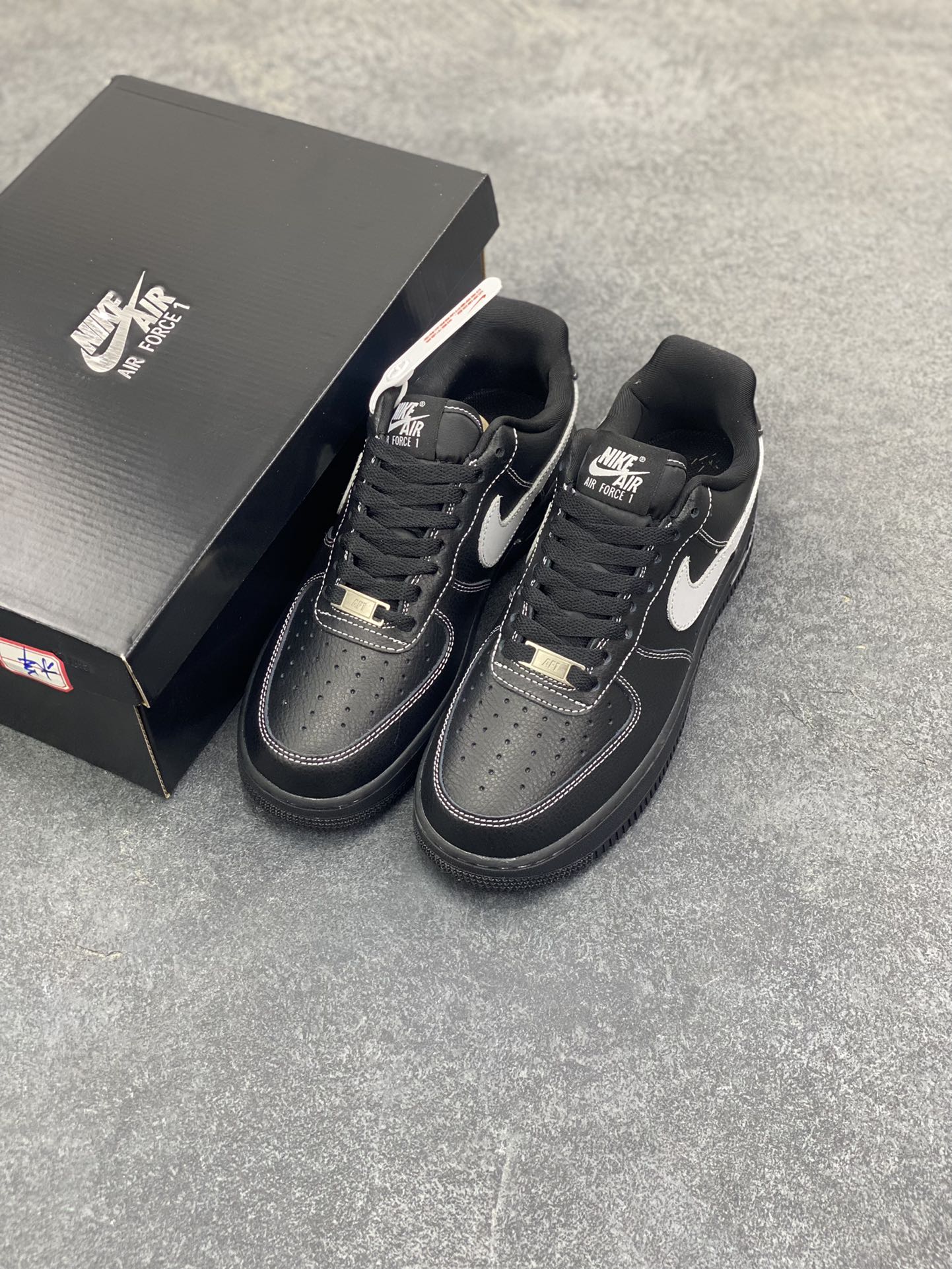 图片[8]-福利特价 Nike Air Force 1 Low 黑灰 原楦头原纸板 打造纯正空军版型 专注外贸渠道 全掌内置蜂窝气垫 原盒配件 原厂中底钢印、拉帮完美 货号：HQ2037-006 尺码：36 36.5 37.5 38 38.5 39 40 40.5 41 42 42.5 43 44 44.5 45-选品中心
