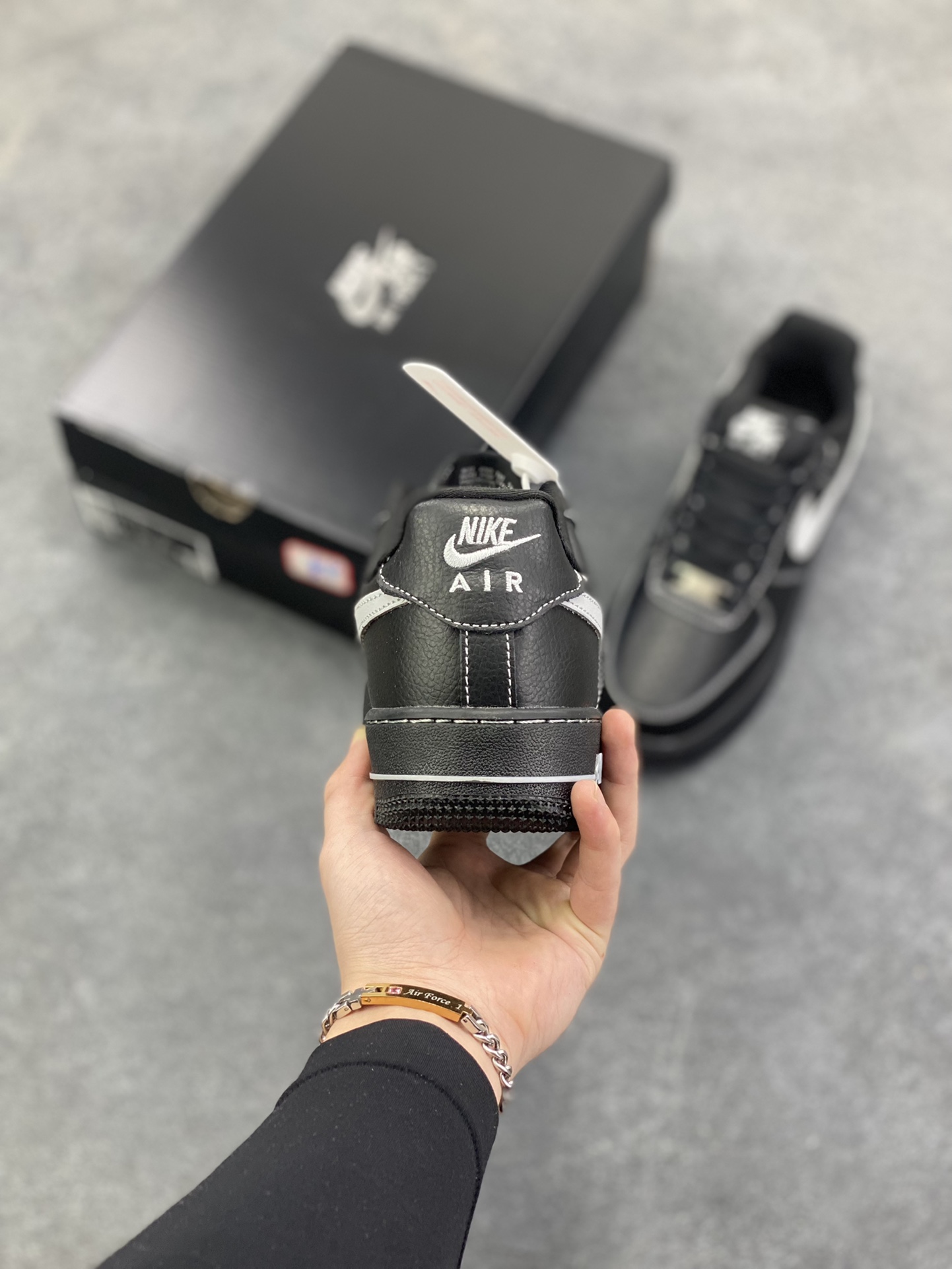 图片[4]-福利特价 Nike Air Force 1 Low 黑灰 原楦头原纸板 打造纯正空军版型 专注外贸渠道 全掌内置蜂窝气垫 原盒配件 原厂中底钢印、拉帮完美 货号：HQ2037-006 尺码：36 36.5 37.5 38 38.5 39 40 40.5 41 42 42.5 43 44 44.5 45-选品中心