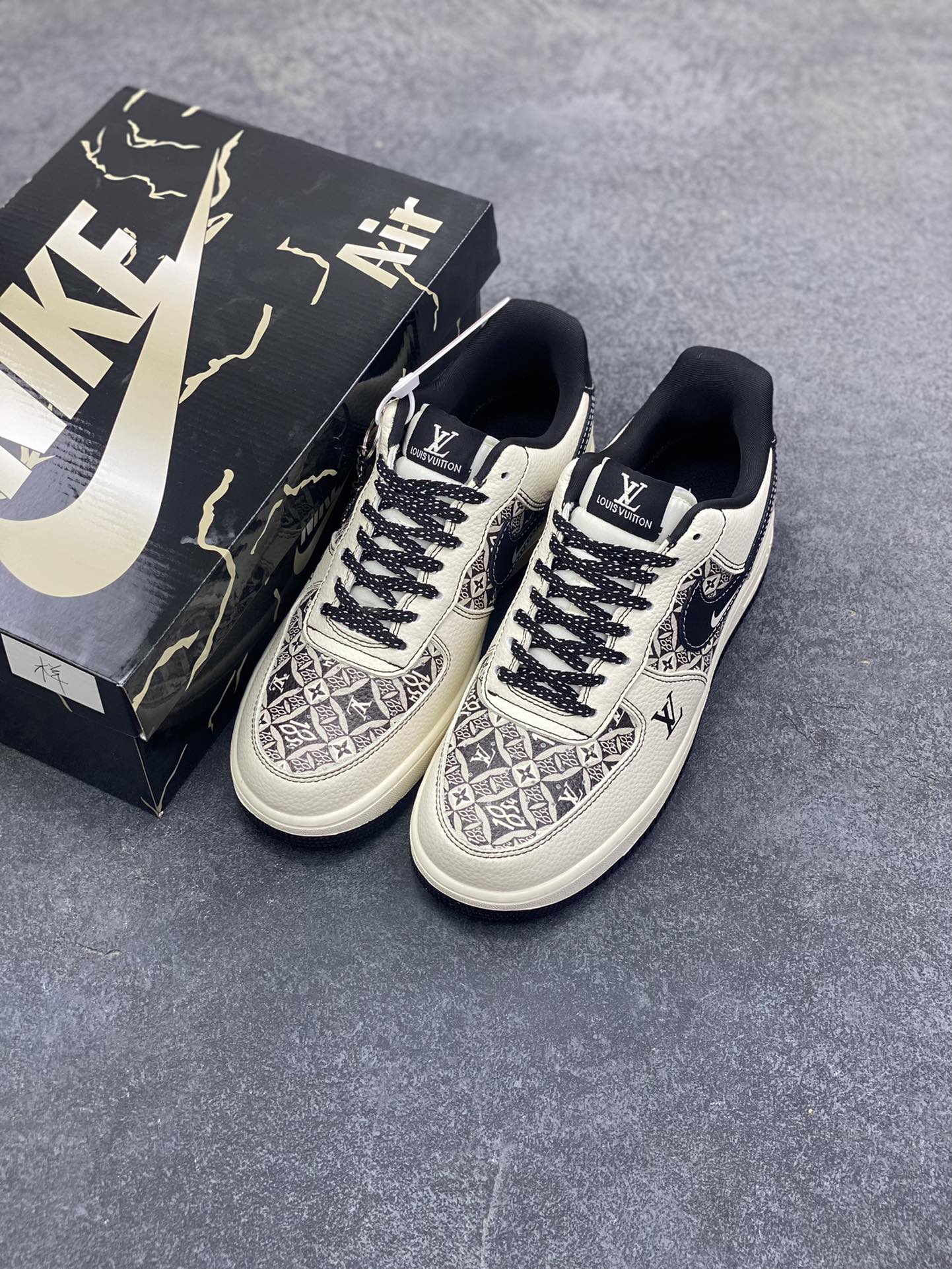 图片[8]-Nike Air Force 1 \’07 Low “LV联名——创意涂鸦米黑”空军一号 高端定制 低帮 运动鞋 休闲鞋 折边针车 工艺难度大 原楦头原纸板 原装鞋盒 定制五金配件 内置全掌气垫 原厂鞋底 货号：KJ1688-023 尺码：36 36.5 37.5 38 38.5 39 40 40.5 41 42 42.5 43 44 44.5 45-选品中心