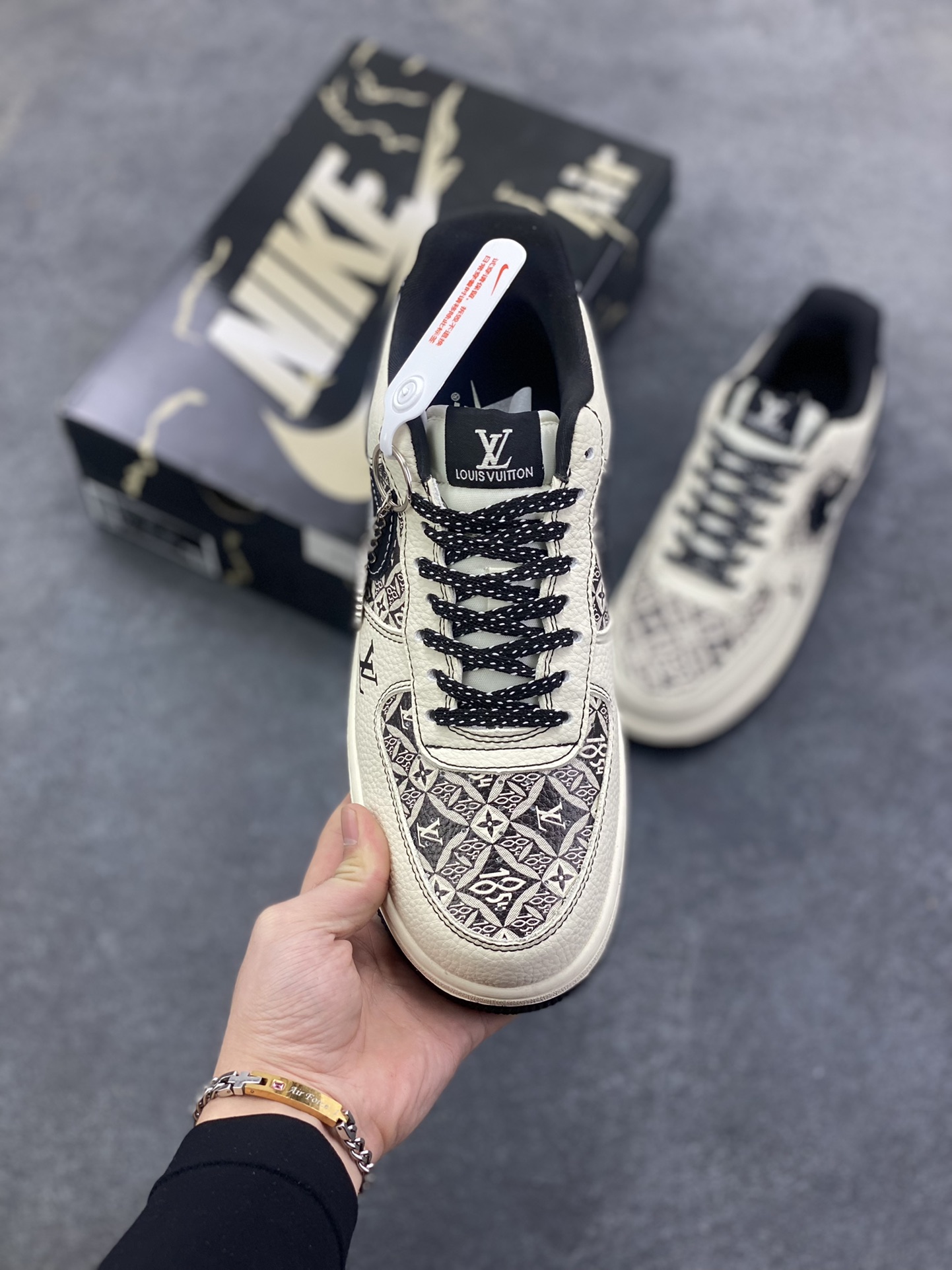 图片[2]-Nike Air Force 1 \’07 Low “LV联名——创意涂鸦米黑”空军一号 高端定制 低帮 运动鞋 休闲鞋 折边针车 工艺难度大 原楦头原纸板 原装鞋盒 定制五金配件 内置全掌气垫 原厂鞋底 货号：KJ1688-023 尺码：36 36.5 37.5 38 38.5 39 40 40.5 41 42 42.5 43 44 44.5 45-选品中心