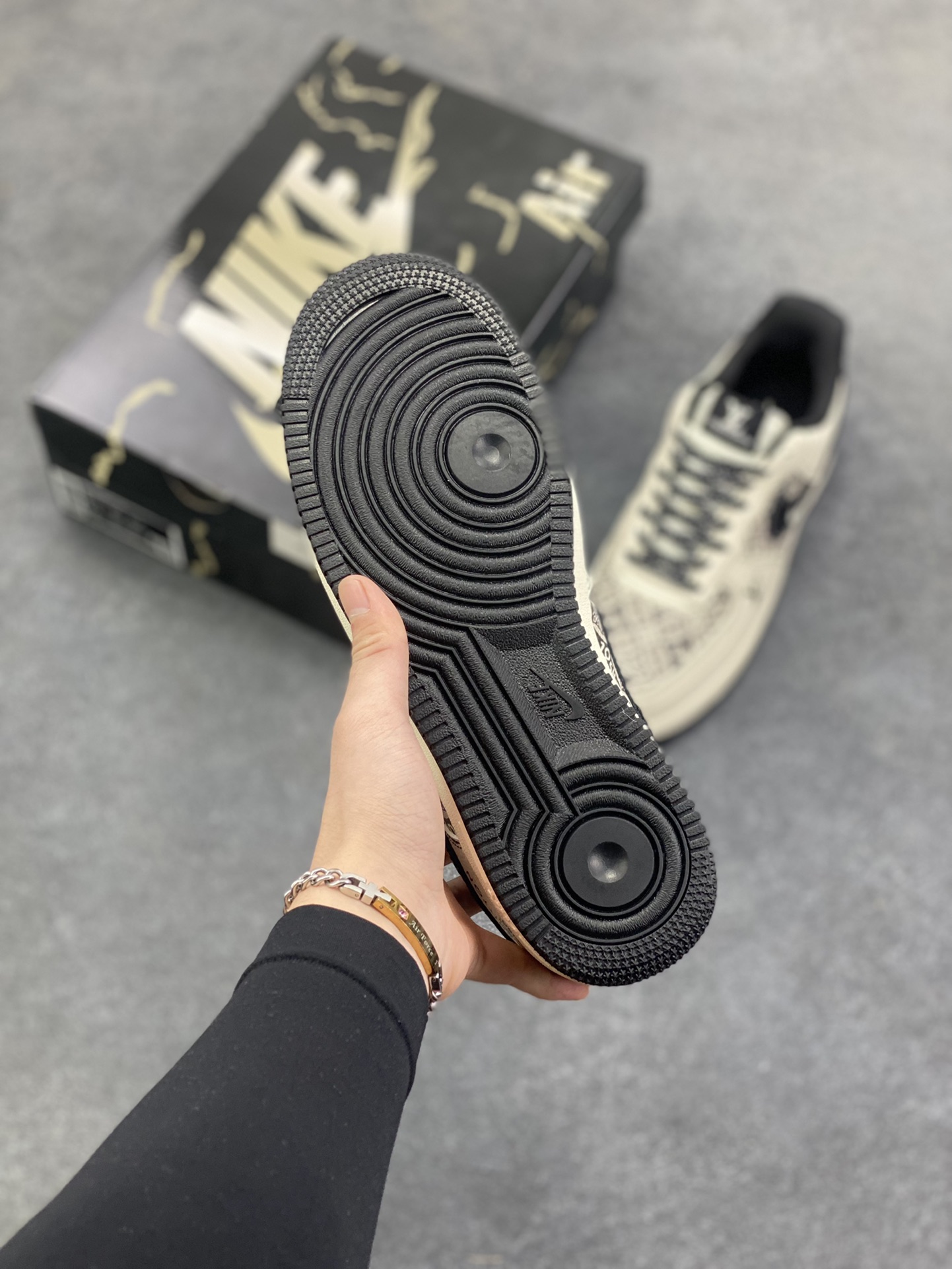 图片[5]-Nike Air Force 1 \’07 Low “LV联名——创意涂鸦米黑”空军一号 高端定制 低帮 运动鞋 休闲鞋 折边针车 工艺难度大 原楦头原纸板 原装鞋盒 定制五金配件 内置全掌气垫 原厂鞋底 货号：KJ1688-023 尺码：36 36.5 37.5 38 38.5 39 40 40.5 41 42 42.5 43 44 44.5 45-选品中心