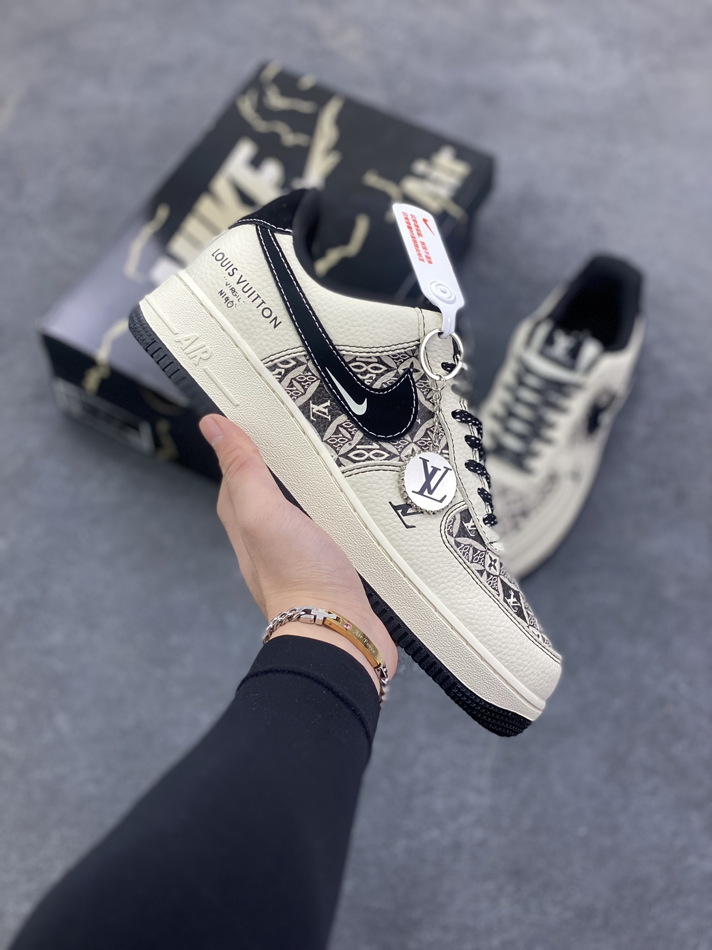 Nike Air Force 1 \’07 Low “LV联名——创意涂鸦米黑”空军一号 高端定制 低帮 运动鞋 休闲鞋 折边针车 工艺难度大 原楦头原纸板 原装鞋盒 定制五金配件 内置全掌气垫 原厂鞋底 货号：KJ1688-023 尺码：36 36.5 37.5 38 38.5 39 40 40.5 41 42 42.5 43 44 44.5 45-选品中心