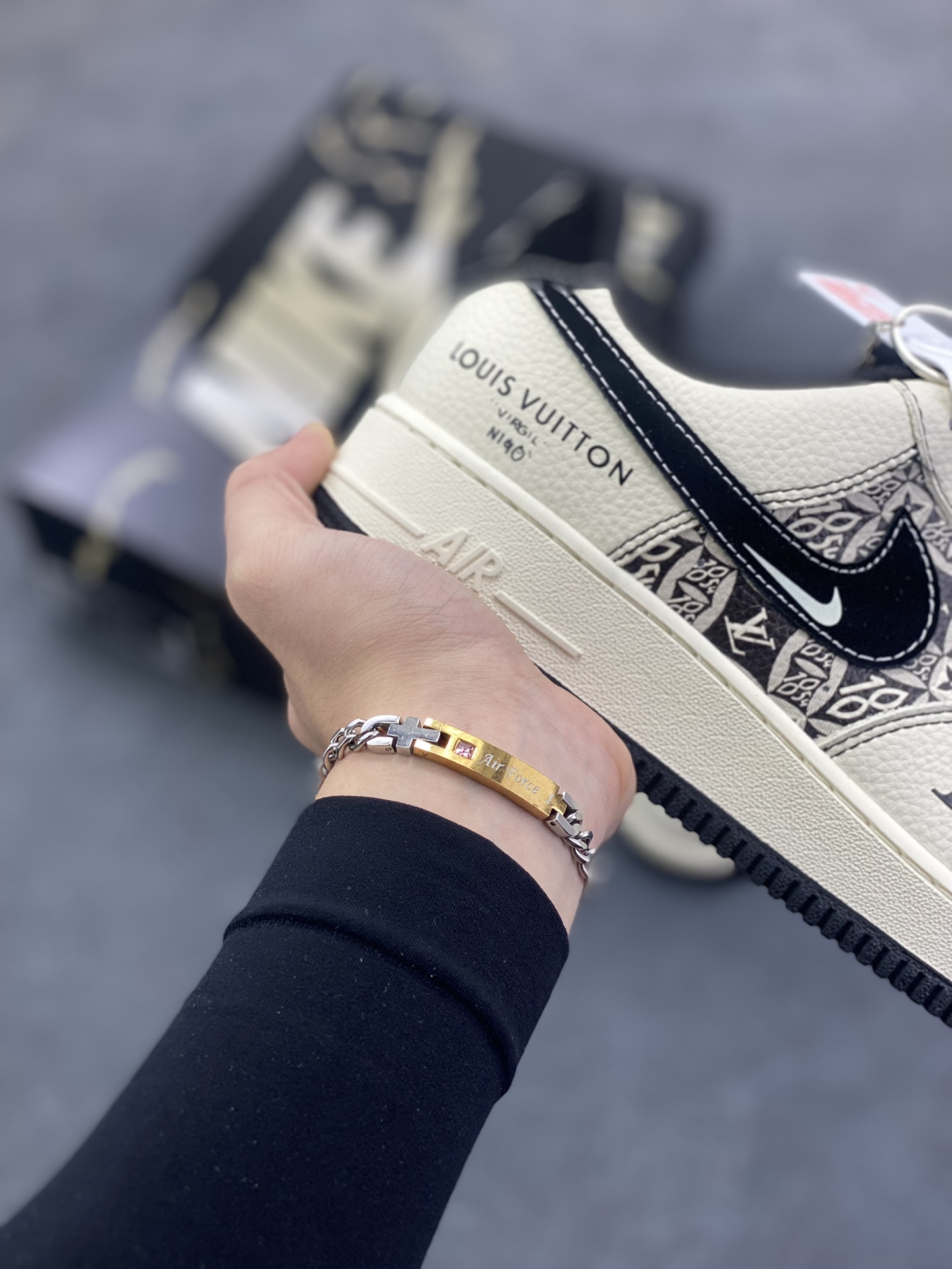 图片[6]-Nike Air Force 1 \’07 Low “LV联名——创意涂鸦米黑”空军一号 高端定制 低帮 运动鞋 休闲鞋 折边针车 工艺难度大 原楦头原纸板 原装鞋盒 定制五金配件 内置全掌气垫 原厂鞋底 货号：KJ1688-023 尺码：36 36.5 37.5 38 38.5 39 40 40.5 41 42 42.5 43 44 44.5 45-选品中心