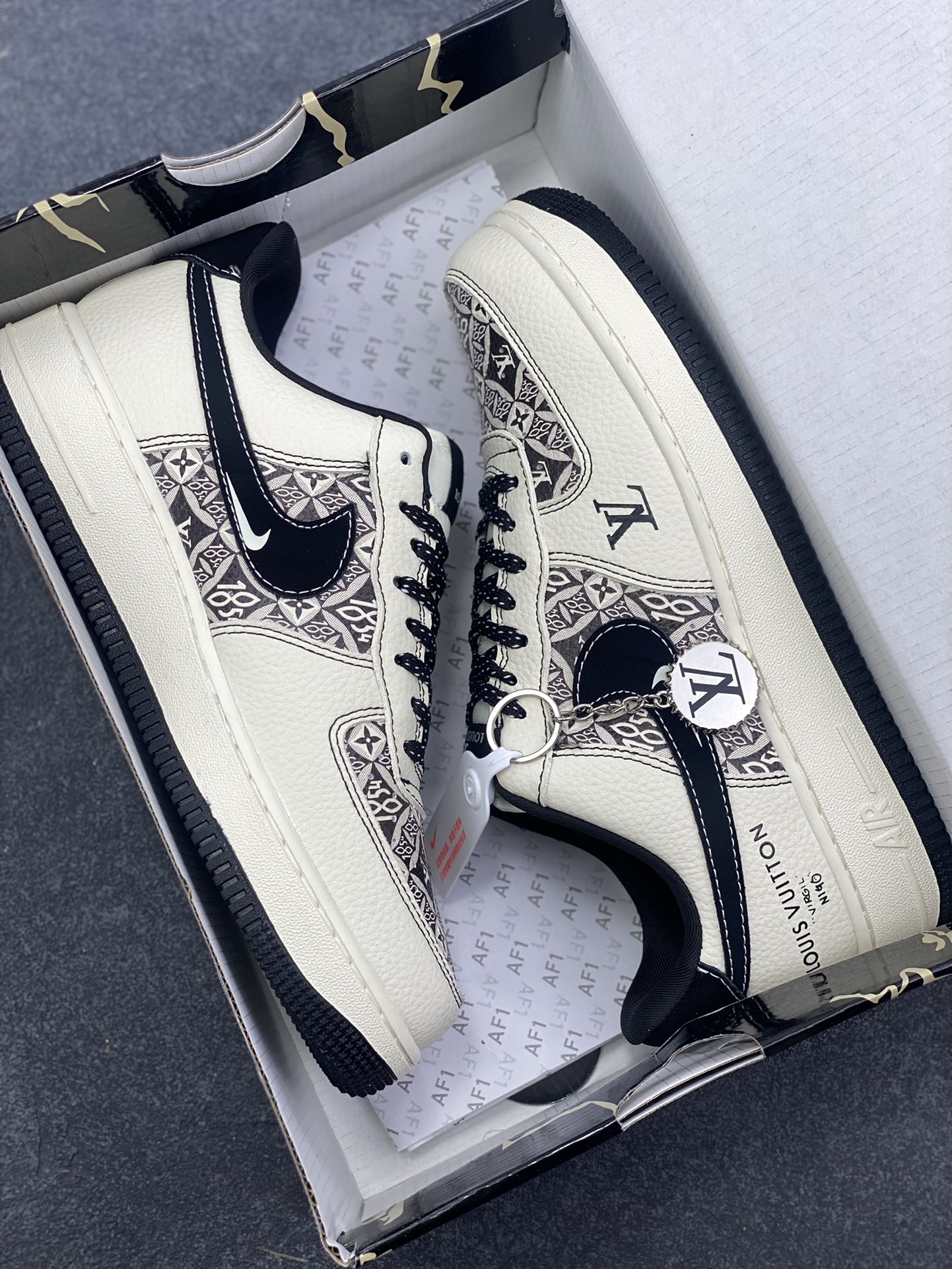 图片[9]-Nike Air Force 1 \’07 Low “LV联名——创意涂鸦米黑”空军一号 高端定制 低帮 运动鞋 休闲鞋 折边针车 工艺难度大 原楦头原纸板 原装鞋盒 定制五金配件 内置全掌气垫 原厂鞋底 货号：KJ1688-023 尺码：36 36.5 37.5 38 38.5 39 40 40.5 41 42 42.5 43 44 44.5 45-选品中心