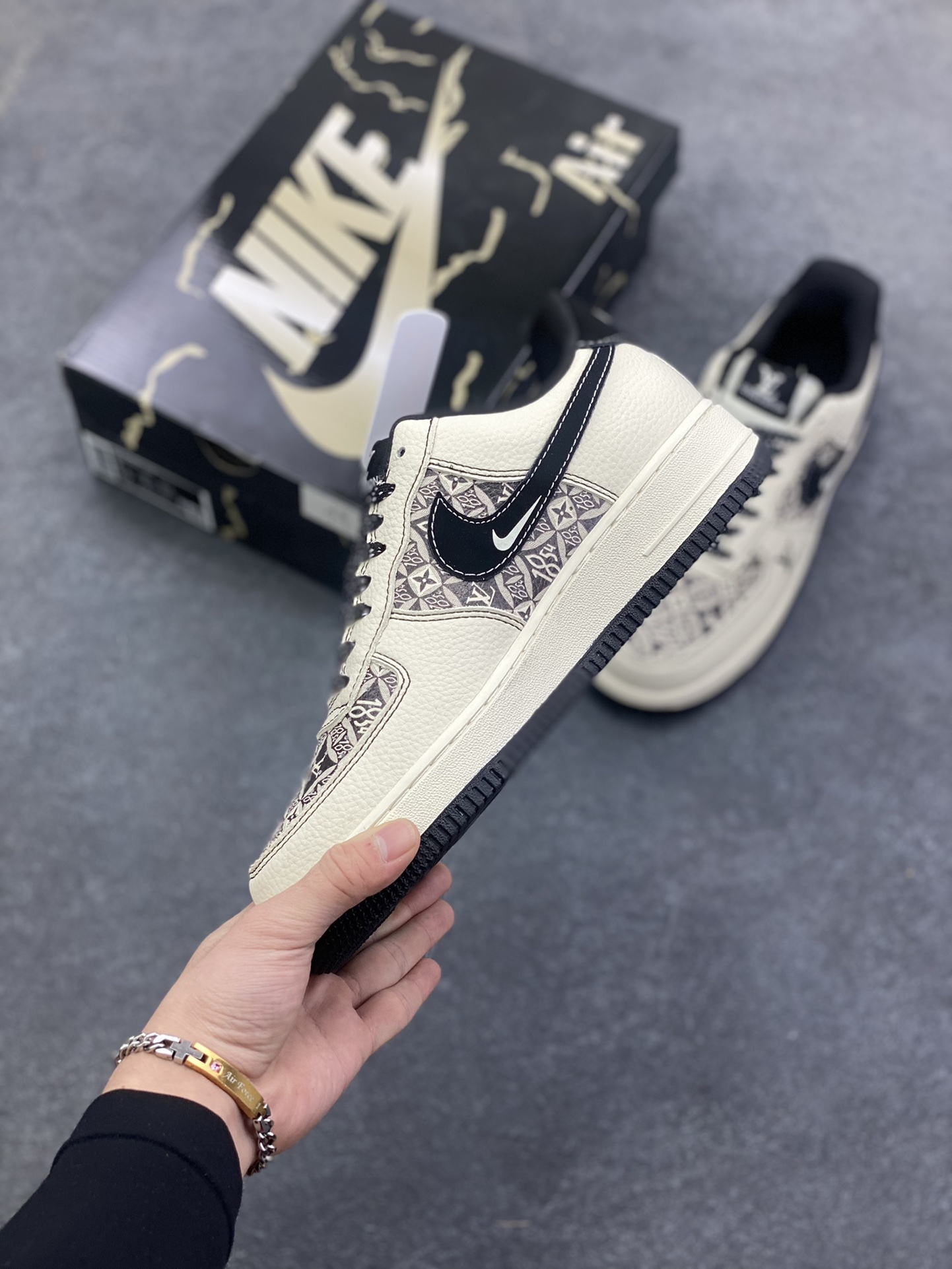 图片[3]-Nike Air Force 1 \’07 Low “LV联名——创意涂鸦米黑”空军一号 高端定制 低帮 运动鞋 休闲鞋 折边针车 工艺难度大 原楦头原纸板 原装鞋盒 定制五金配件 内置全掌气垫 原厂鞋底 货号：KJ1688-023 尺码：36 36.5 37.5 38 38.5 39 40 40.5 41 42 42.5 43 44 44.5 45-选品中心