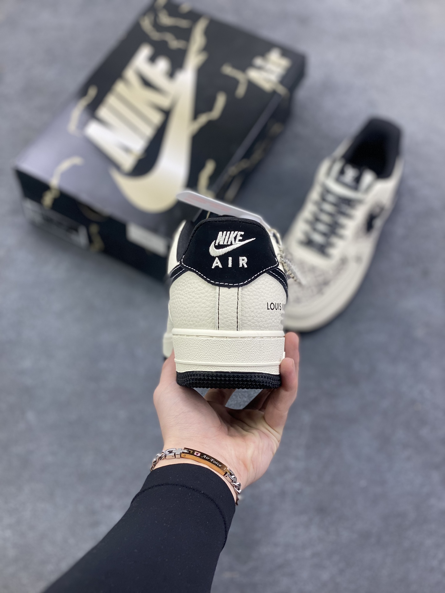 图片[4]-Nike Air Force 1 \’07 Low “LV联名——创意涂鸦米黑”空军一号 高端定制 低帮 运动鞋 休闲鞋 折边针车 工艺难度大 原楦头原纸板 原装鞋盒 定制五金配件 内置全掌气垫 原厂鞋底 货号：KJ1688-023 尺码：36 36.5 37.5 38 38.5 39 40 40.5 41 42 42.5 43 44 44.5 45-选品中心