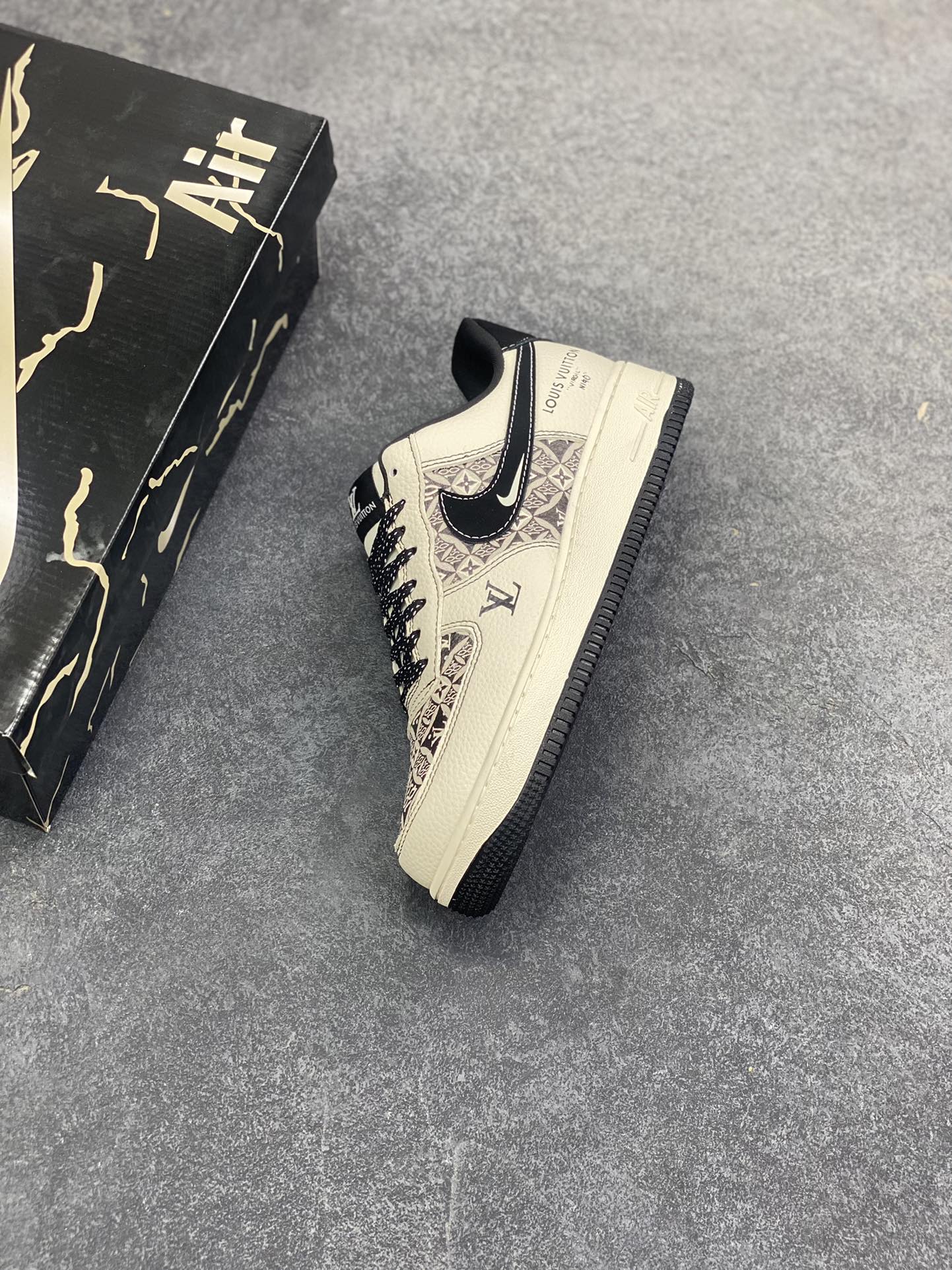 图片[7]-Nike Air Force 1 \’07 Low “LV联名——创意涂鸦米黑”空军一号 高端定制 低帮 运动鞋 休闲鞋 折边针车 工艺难度大 原楦头原纸板 原装鞋盒 定制五金配件 内置全掌气垫 原厂鞋底 货号：KJ1688-023 尺码：36 36.5 37.5 38 38.5 39 40 40.5 41 42 42.5 43 44 44.5 45-选品中心