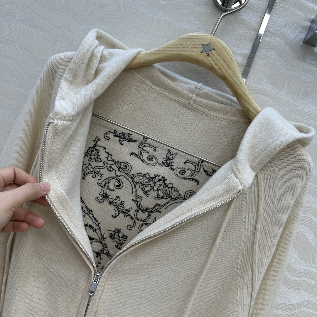 高端原单品质🖤MissD26早春新品限定系列，秘密花园绝美花㚏刺绣羊绒连帽外套！进口16针工艺，100%