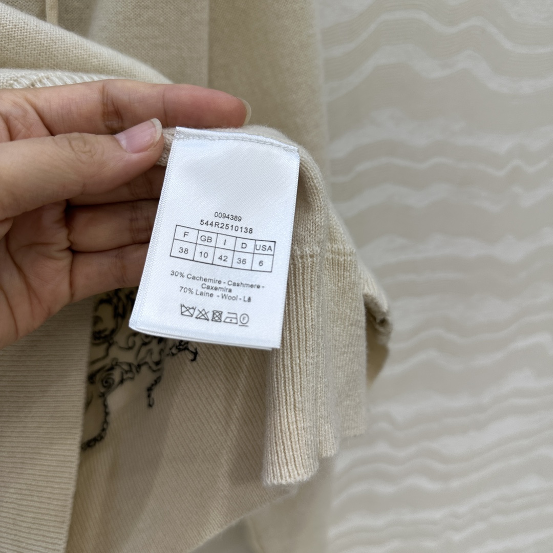 高端原单品质🖤MissD26早春新品限定系列，秘密花园绝美花㚏刺绣羊绒连帽外套！进口16针工艺，100%