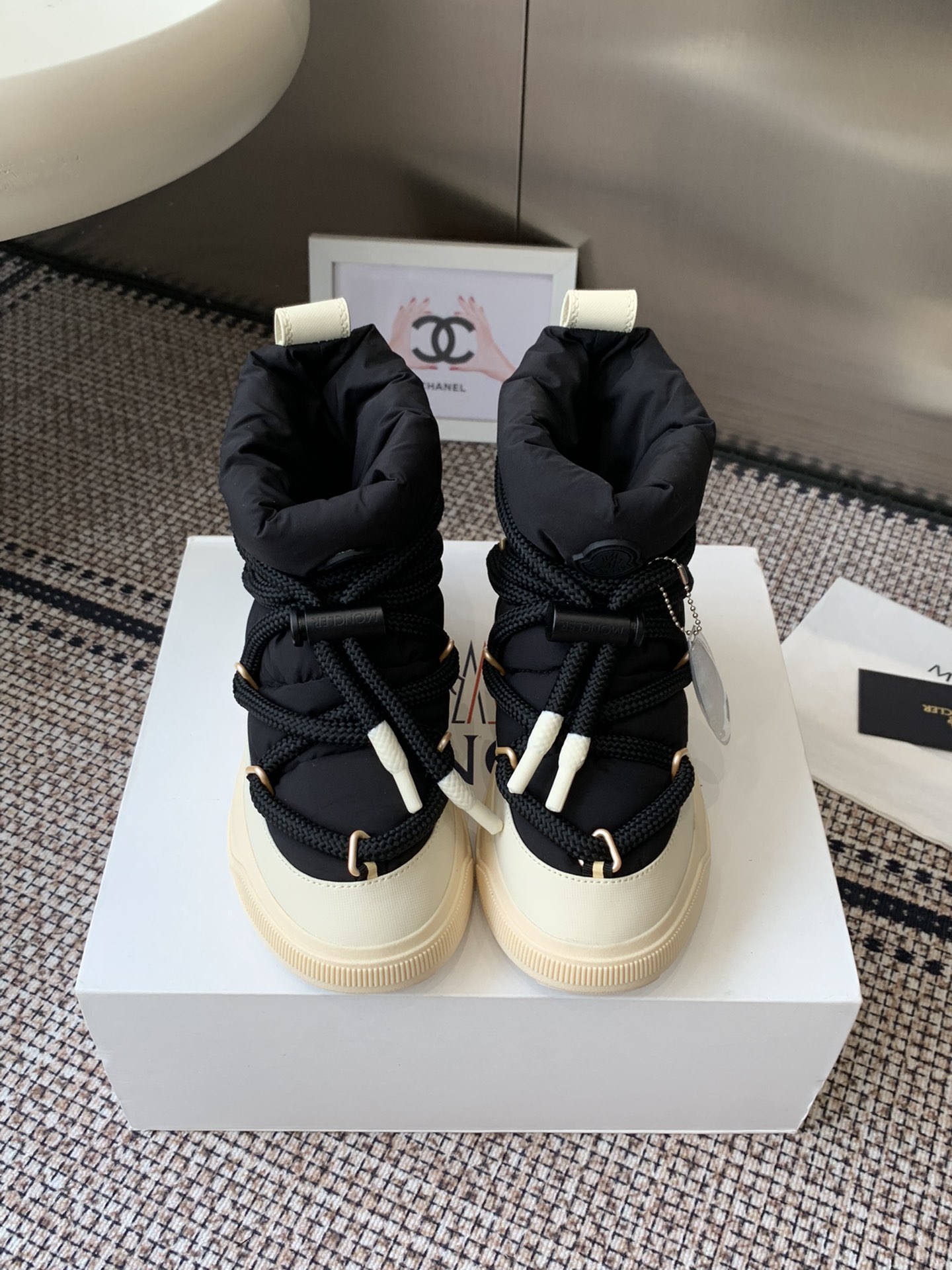 NO:615484,Moncler/Mongolian F029 2025ss latest thick-soled warm strap short boots snow boots for autumn and winter. The perfect fusion of luxury and function. Walking down jacket: waterproof nylon + duck down lining, can walk in the snow even at -10℃. Industrial style aesthetics: thick rope shoelaces + contrasting colors, full of functionality. Low-key luxury: embossed logo on the heel, people who understand will understand.  Applicable scenarios: Winter outdoor skiing, snow hiking, urban daily wear with coats, down jackets and other winter clothing, easy to create a fashionable look. Fabric waterproof coated ski cloth with duck down filling lining. Outsole TPU combination anti-slip sole. Wear-resistant diamond pattern upper, original molded hardware buckle. Size 35-45 (40 for women and 45 for men, custom-made and non-returnable), snow boots, Moncler, boots, down jacket19860909Moncler/蒙口F029 2025ss秋冬最新款厚底保暖绑带短靴雪地靴 奢华与功能的完美融合 行走的羽绒服:防水尼龙+鸭绒内里,-10℃也能暴走雪地 工业风美学:粗绳鞋带+撞色,机能感拉满 低调奢华:后跟Logo压印,懂的人自然懂 适用场景:冬季户外滑雪、雪地徒步,城市日常搭配大衣、羽绒服等冬季服饰,轻松打造时尚造型 面料防水涂层滑雪布 内里含鸭绒填充内里  大底TPU组合防滑底 耐磨钻石纹鞋帮,原版开模五金扣 码数35-45（女40.男45订做不退换）,雪地靴,Moncler,boots,down jacket,Women's Shoes