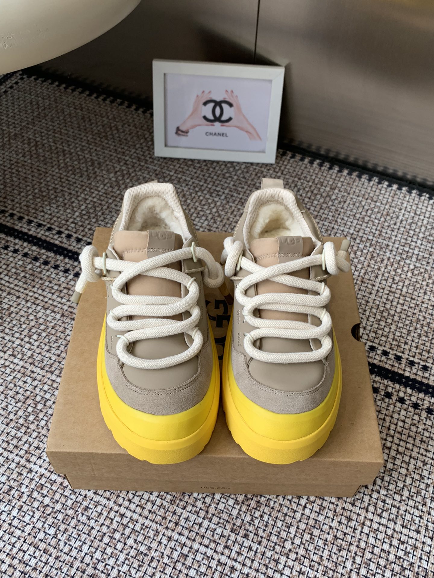 NO:615464,Men's 10 UGG autumn and winter new model. The upper is made of suede material, which is soft to the touch and has a high-end texture. The shoe mouth is surrounded by thick plush, which not only improves warmth but also adds a fluffy and cute visual effect. It is a mueller style with no heel design and is easy to put on and take off. The bottom has a certain thickness of platform sole, which can slightly increase the height and optimize the body proportions while ensuring comfort.  A variety of colors are available, such as light brown, off-white, light blue, etc., to meet the matching needs of different styles, with both fashion and practicality. It continues the iconic 'warm and comfortable' gene of the UGG brand and is suitable for home or light outings in autumn and winter, cleverly integrating warmth and fashion. Sizes 35-45 (customized sizes 45 are non-returnable), casual shoes/sports shoes, sneakers, sneakers19860909男10 UGG 秋冬新款 鞋面采用反绒皮材质,触感柔软且质感高级；鞋口环绕厚实毛绒,既提升保暖性,又增添蓬松可爱的视觉效果.属于穆勒拖款式,无后跟设计,穿脱便捷；底部带有一定厚度的松糕底,在保障舒适度的同时,能轻微增高,优化身材比例. 提供多色可选,如浅棕、米白、浅蓝等,满足不同穿搭风格的搭配需求,兼具时尚感与实用性.延续UGG品牌标志性的“温暖舒适”基因,适合秋冬季节作为居家或轻外出鞋款,将保暖与时尚感巧妙融合. size35-45码（45码定制不退换）,休闲鞋/运动鞋毛毛鞋,sneakers,Women's Shoes