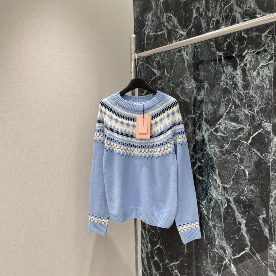 Miu 25秋冬新款 重工钩花套头毛衣 领口袖口螺纹包边与衣摆相呼应 环脖点缀费尔岛北欧风格的钩花图案 