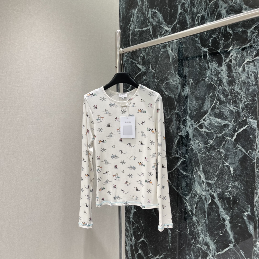 小香 25秋冬新款 圆领设计滑雪印花上衣 胸口居中位置点缀水钻蝴蝶结徽标通体满印滑雪➕雪花等冬日雪场元素