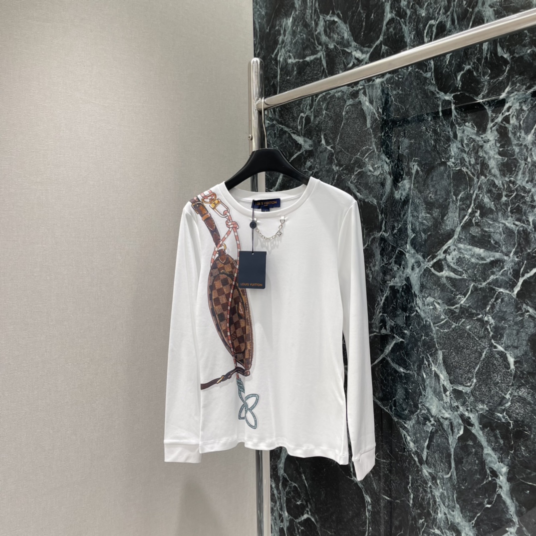 路易 25秋冬新款 链条印花长袖T恤 质感十足饰以手绘皮包印花图案穿插标志性四叶草徽标延伸至后肩膀彰显品