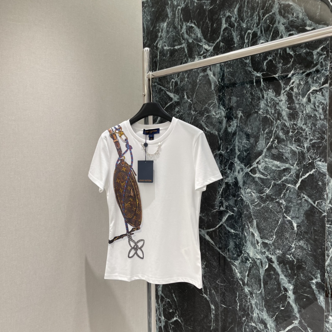路易 25秋冬新款 链条印花短袖T恤 质感十足饰以手绘皮包印花图案穿插标志性四叶草徽标延伸至后肩膀彰显品