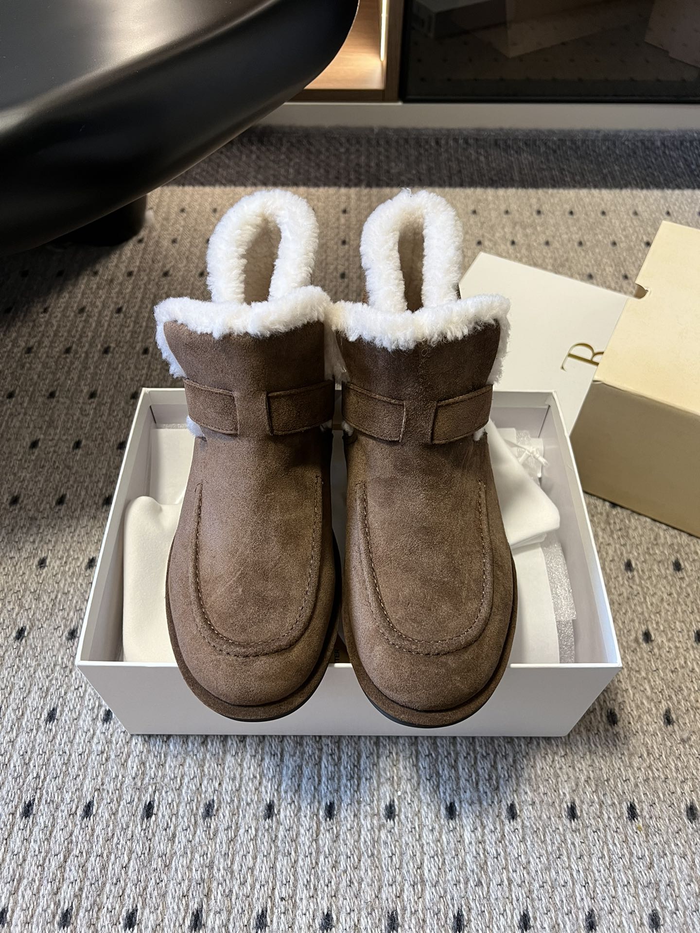 NO:577084,The top version of Dongguan's The Ro* new plush warm casual shoes for autumn and winter. The upper is made of suede fabric, which is soft to the touch and has a high-end texture. The collar and lining are filled with plush material, which not only improves the warmth but also adds a gentle visual layer. The shoe body is equipped with simple buckles, which while retaining practicality, weakens the sense of decoration and fits the brand's minimalist aesthetics. The shoe shape is smooth and the toe is naturally curved, modifying the shape of the foot and making it more neat.  The combination of plush lining and soft upper ensures comfort when wearing; the short boots are highly fitted to the ankle, keeping warm without excessively restricting the leg lines. The upper is imported fetal cow down, the lining is imported Australian lamb hair, the original open-molded outsole is increased by 3.5cm, size 35-40 (40 size customization is not returnable), snow boots, boots19860909莞产顶级版本 The Ro* 秋冬新款毛绒保暖休闲鞋 鞋面采用反毛皮面料,触感柔软且质感高级；鞋口及内里填充毛绒材质,既提升保暖性,又增添了温柔的视觉层次.鞋身搭配简约搭扣,在保留实用性的同时,弱化了装饰感,契合品牌极简美学；鞋型流畅,鞋头呈自然弧度,修饰脚型的同时更显利落. 毛绒内里与柔软鞋面的组合,确保穿着时的舒适度；短靴高度贴合脚踝,既保暖又不会过度束缚腿部线条. 鞋面进口胎牛绒 内里进口澳洲羊羔毛 大底原版开模大底 增高3.5cm size35-40码（40码定制不退换）,雪地靴,boots,Women's Shoes