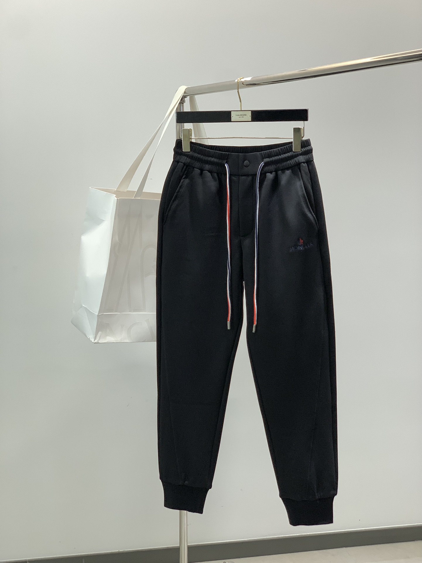 NO:599761,, Moncler muzzle, the latest winter products, available at the counter simultaneously, original goods, fashionable casual velvet trousers, using imported original fabrics, top embroidery technology letter pattern logo, original hardware accessories decoration, simple yet fashionable, fashionable and handsome upper body, 2 colors recommended, size M-3XL,, Moncler, alexander wang19860909,Moncler 蒙口,冬季最新品,专柜同步有售,原单狠货,时尚休闲绒长裤,采用进口原版面料,顶级刺绣工艺字母图案logo,原版五金辅料装饰,简单而不失时尚,上身时尚帅气,2色推荐,码数M-3XL,,Moncler,alexander wang,Men's clothing