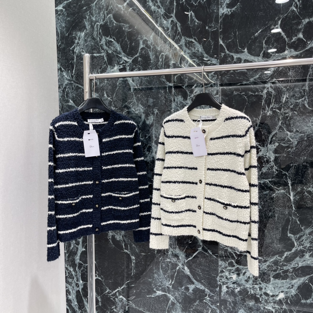 Ｄ家 25秋冬新款 圆领针织条纹开衫 前襟印刻船锚土徽标装饰 展现品牌调性通体两色横向条纹撞色设计丰富视