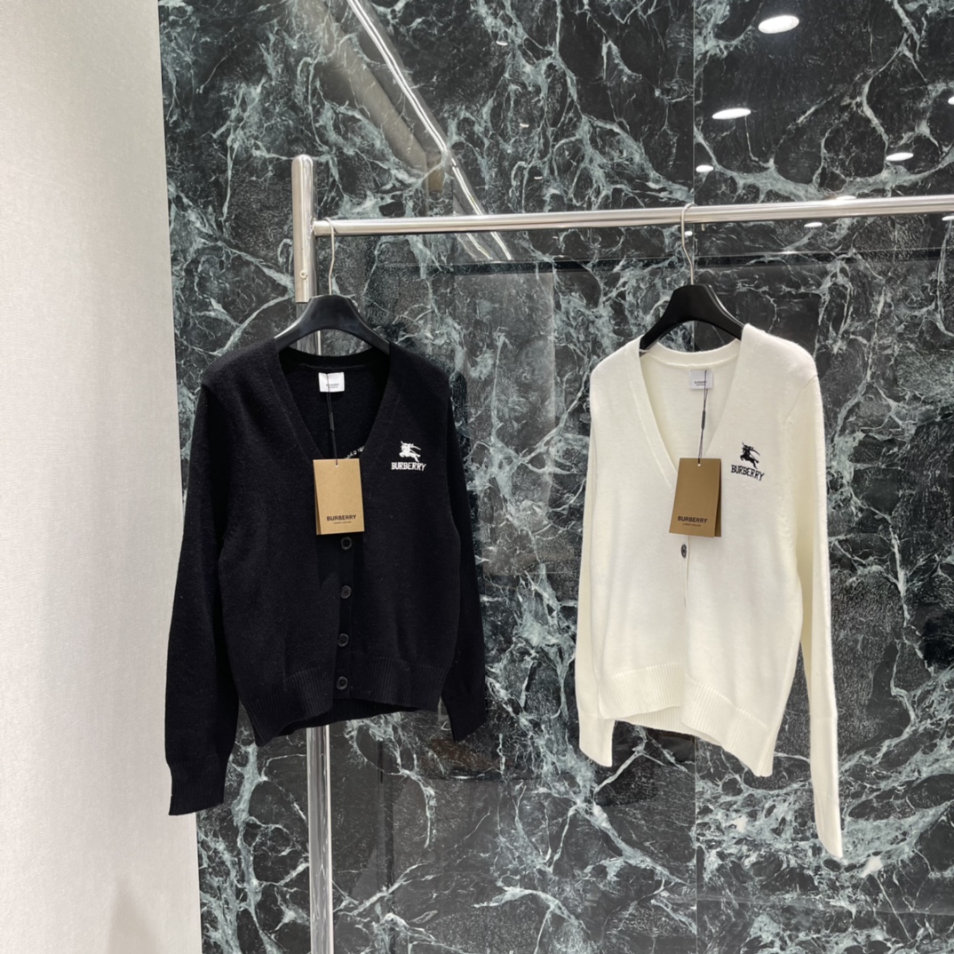 BBR 25秋冬新款 战马钩花长袖开衫 通体螺纹包边细节满分胸前战马徽标装点字母品牌钩花与之呼应彰显高级