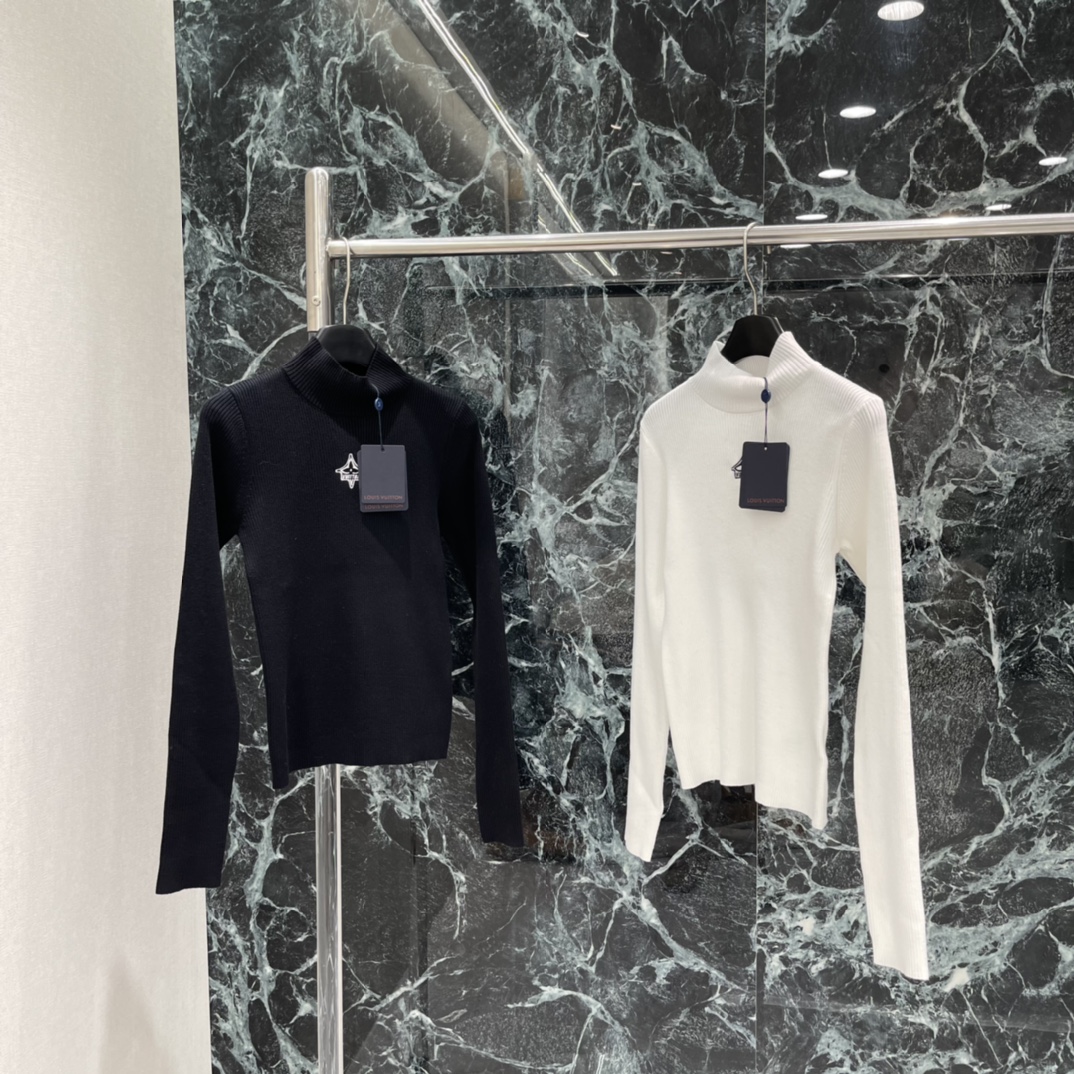 路易 25秋冬新款 刺绣针织打底长袖 胸前经典刺图案 尽显品牌高级格调 丰富设计层次 穿搭日常出行还是休