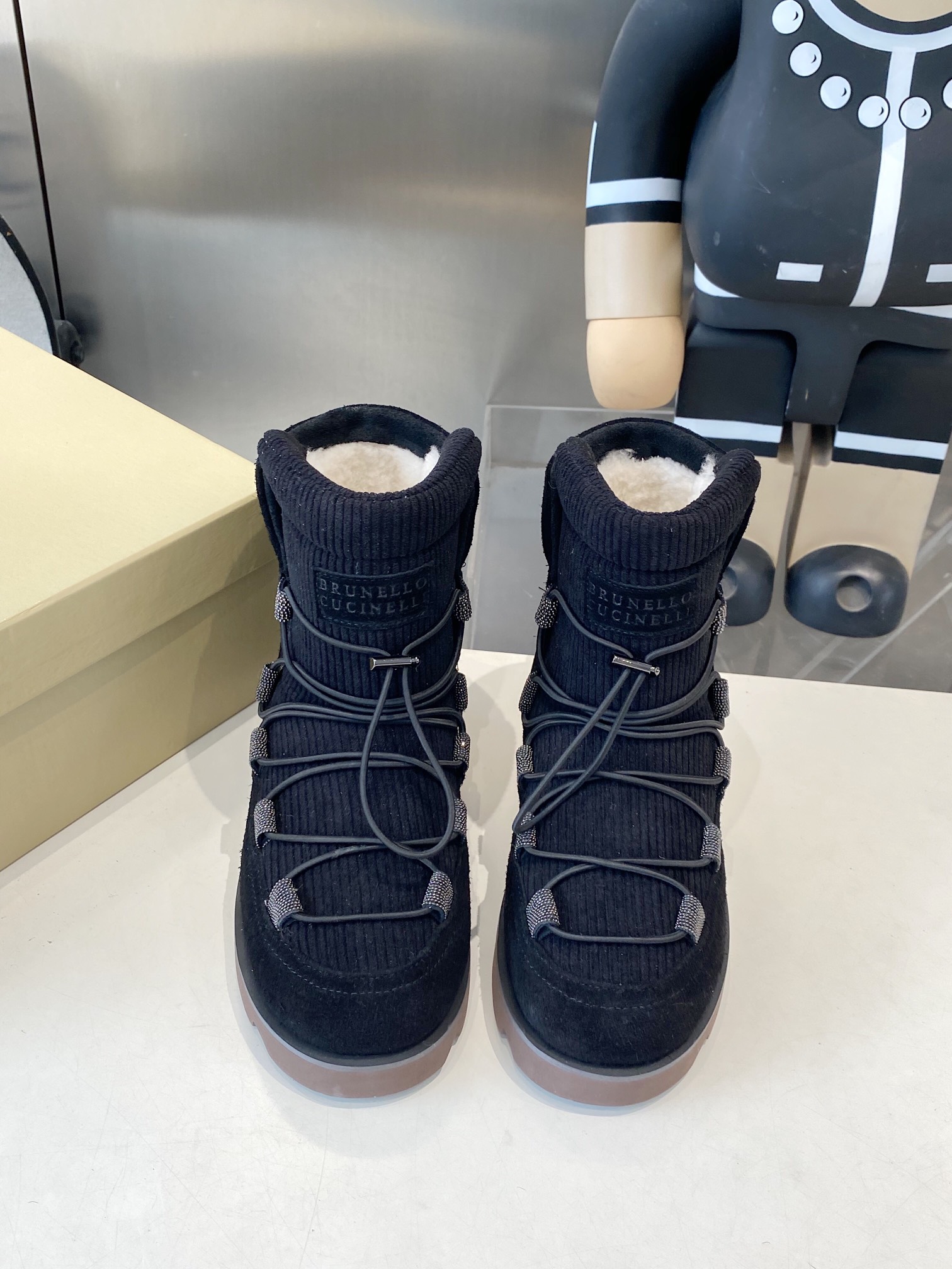 NO:615409,Brunello Cucinelli 25ss Winter New Snow Boots Lamb Wool Bun Boots BC has the original Italian luxury aesthetic DNA, as well as a deep understanding and painstaking study of women, Open Walk Ankle Boot. In this winter snow boots, the boundaries between indoor and outdoor become increasingly blurred, but they gain commonality in the distinctive winter appearance of the shoes. Size#35-41 (40 41 custom-made non-returnable), snow boots, brunello  cucinelli,boots19860909毛靴 Brunello Cucinelli 25ss 冬季新款 雪地靴 羊羔毛包子靴 BC有着原汁原味意大利奢侈审美DNA,以及对女性的深刻理解与苦心钻研,Open Walk Ankle Boot. 在这款冬季雪地靴,室内和室外的界限愈发模糊,却在鞋子鲜明的冬季外观上获得共性. Size#35-41（40 41订做不退换）,雪地靴,brunello cucinelli,boots,Women's Shoes