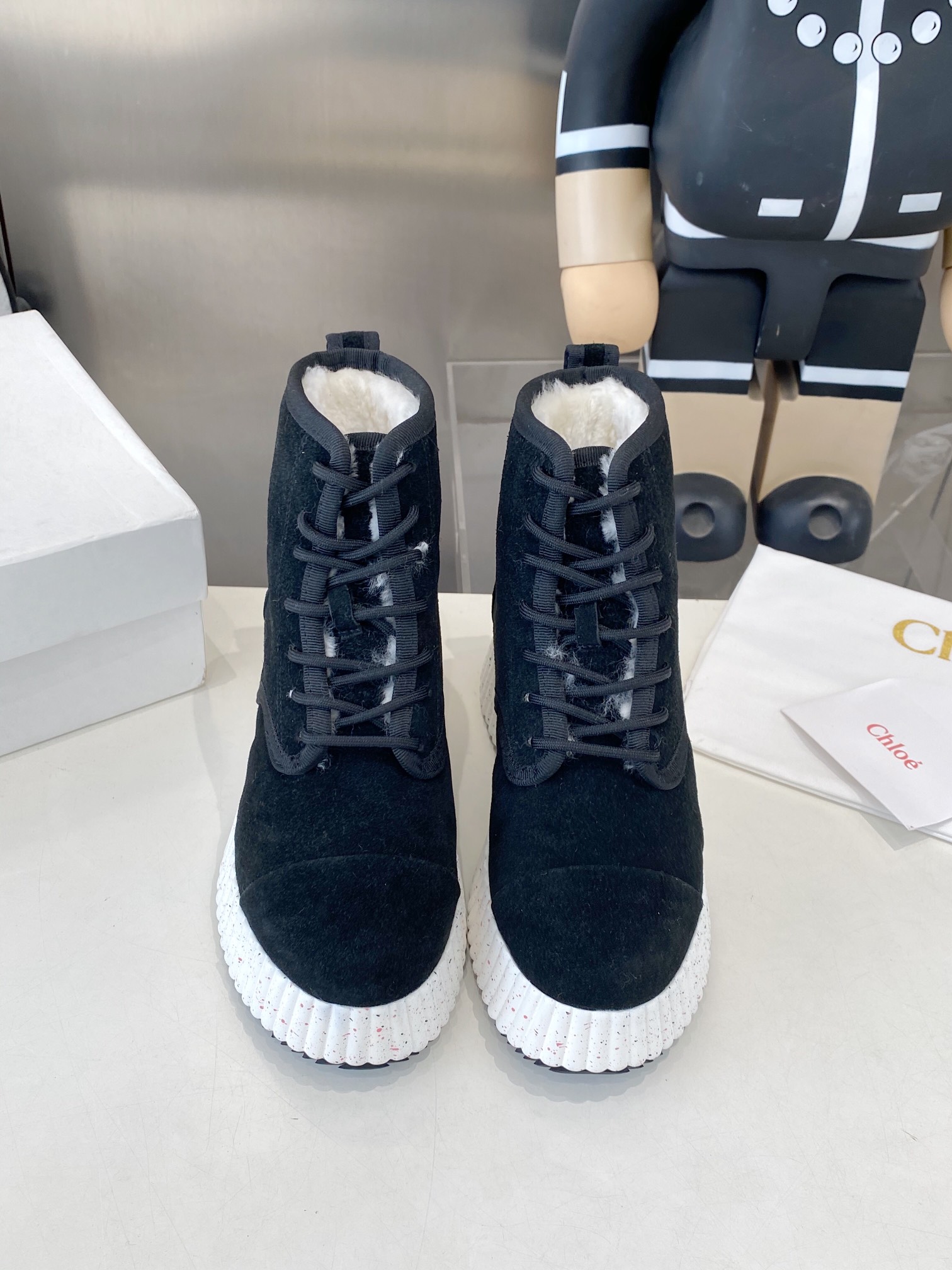 NO:615406,Chloe's counters are launching new snow boots at the same time. They are available in multiple colors. The fabric is made of imported cow suede. The lining is made of real wool. The texture is refreshing and breathable and does not burn the feet. It is fashionable and simple style. Goddess love it. It is so beautiful. 8.CM ultra-light rubber foam vacuum outsole, very comfortable, sizes 35-41 (standard size), boots, chloe, loewe, boots19860909蔻依Chloe专柜同步上市新款雪地靴,多色多款,这款面料使用进口牛反绒,内里,真羊毛,质感清爽透气不焖脚 时尚简约范儿 女神都爱 美翻啦 ,8.CM超轻橡胶发泡抽真空大底,舒适得不要不要的,35-41码（标准码）,靴子,chloe,loewe,boots,Women's Shoes