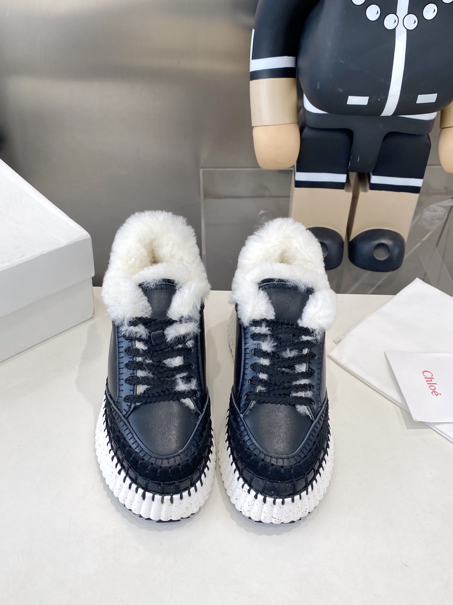 NO:615416,Chloe's counters simultaneously launch new casual shoes. The spring and summer models have become popular in the entire fashion circle. They are available in many colors and styles. The fabric is made of imported cowhide and the lining is made of real wool. The texture is refreshing, breathable and does not sting your feet. It is fashionable and simple, and is loved by goddesses. It is so beautiful.  , 8.CM ultra-light rubber foam vacuum outsole, extremely comfortable, size 35-42 (standard size), casual shoes/sports shoes, chloe, loewe, sneakers, cowhide19860909蔻依Chloe专柜同步上市新款休闲鞋.,春夏款广升 风靡整个时尚圈以来,多色多款,这款面料使用进口牛皮,内里,采用真羊毛.,质地清爽透气不焖脚 时尚简约范儿 女神都爱 美翻啦 ,8.CM超轻橡胶发泡抽真空大底,舒适得不要不要的,35-42码（标准码）,休闲鞋/运动鞋毛毛鞋,chloe,loewe,sneakers,cowhide,Women's Shoes