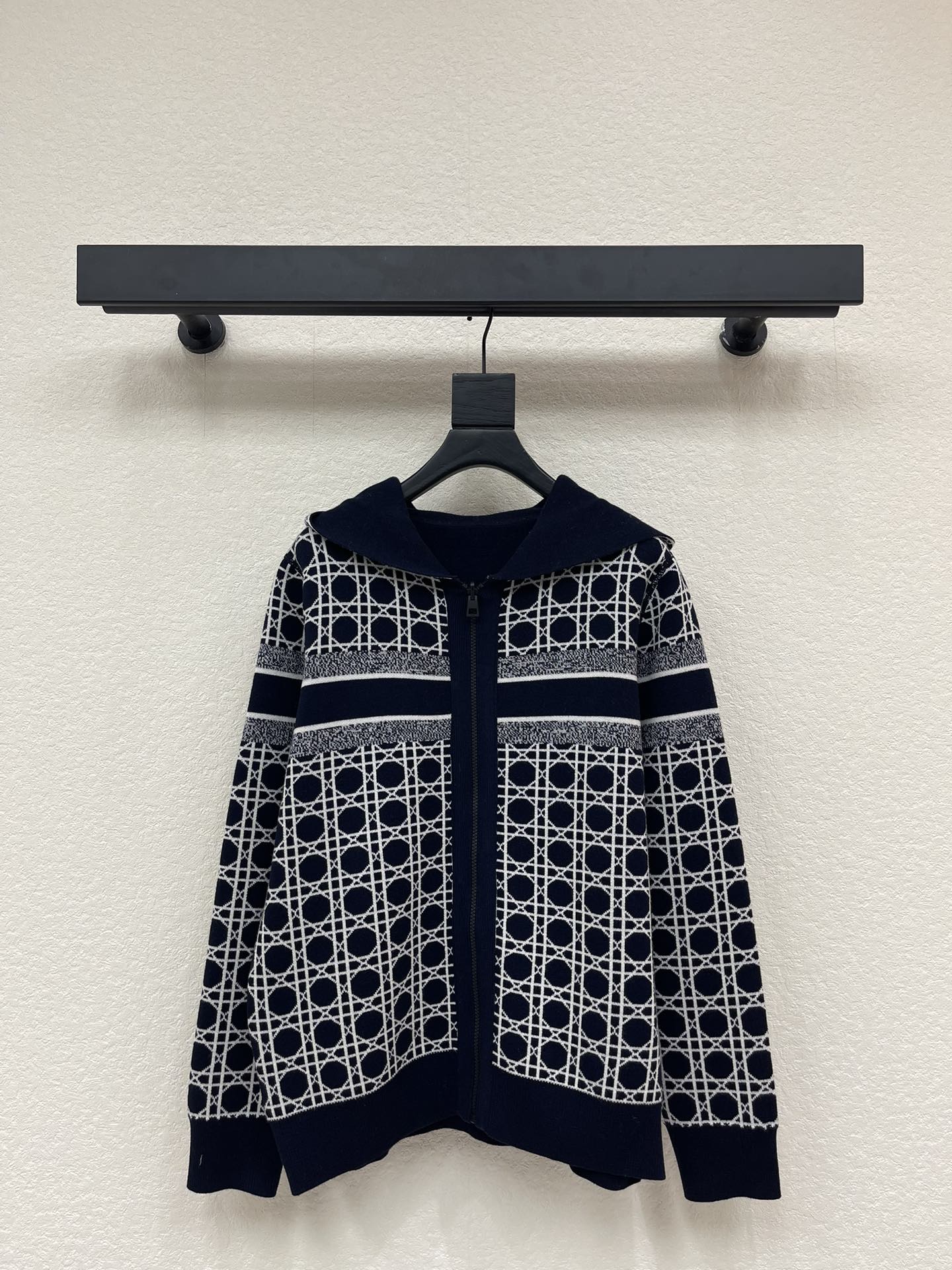 NO:577894,Dio*25 new autumn and winter hooded jacquard double-sided knitted jacket!  Customized YB wool knitted material, high-quality texture, hooded sweatshirt cardigan cut, easy to put on and take off, windproof and cold-proof, the overall shape is high-end and crisp, double-sided design concept, one side is all-over with linear jacquard to set a casual tone, one side is a dark horizontal bar running through the chest, highlighting the design highlights, paired with letter logo, creating the brand's exclusive luxury style, adding a sense of style to the regular versatile style, versatile outfits!  SML,,dior,hoodie,sweatshirts,jackets & coats,hats,alexander wang19860909Dio*25秋冬新款连帽提花双面针织外套！定制YB羊毛针织材质 质感上乘 连帽卫衣开衫剪裁 穿脱便利防风御寒 整体造型高级挺括 双面穿设计理念 一面通体通过线条感提花奠定休闲基调 一面深色横杠贯穿胸前 突出设计亮点 搭配字母标识 打造品牌专属华贵风 为常规百搭款式增添造型感 穿搭多变！SML,,dior,hoodie,sweatshirts,jackets & coats,hats,alexander wang,Women's clothing