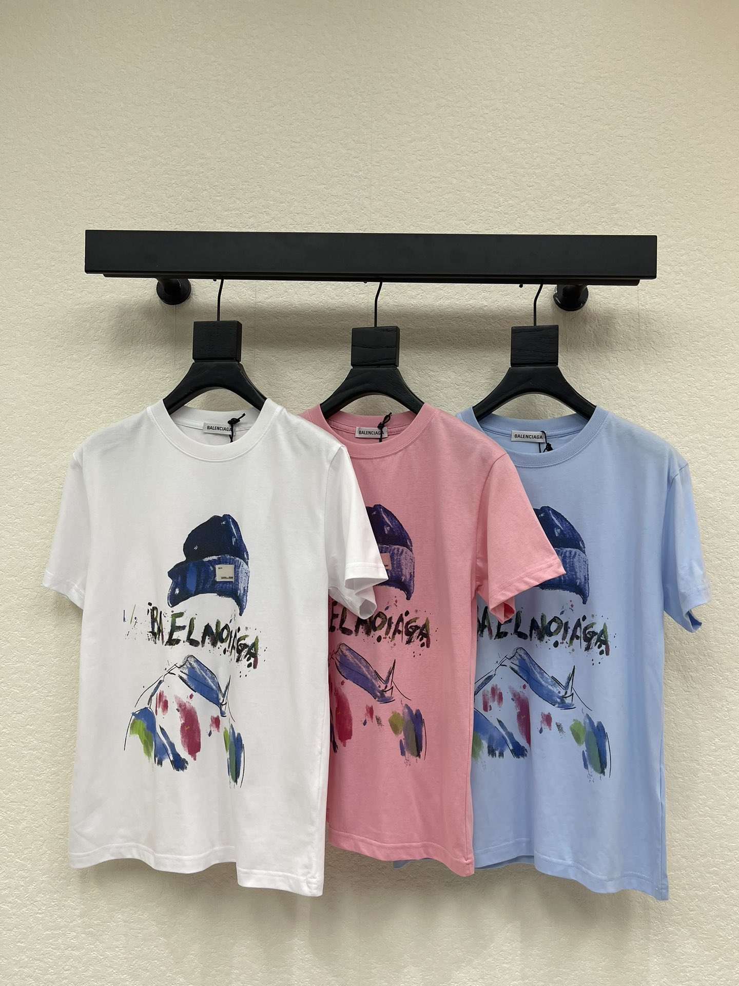 NO:577418,Balenciag*25 new hat painted round neck short-sleeved T-shirt Imported pure cotton fabric High-density fashionable sports style Every daily wear Playful and age-reducing design elements full of vitality Size SML, balenciaga, T-shirt, tees, t-shirt, hats, alexander wang19860909Balenciag*25新款帽子彩绘圆领短袖T恤 进口纯棉面料 高密度时髦运动风 每个日常的穿搭 俏皮减龄充满元气的设计元素 尺码SML,,balenciaga,T-shirt,tees，t-shirt,hats,alexander wang,Women's clothing