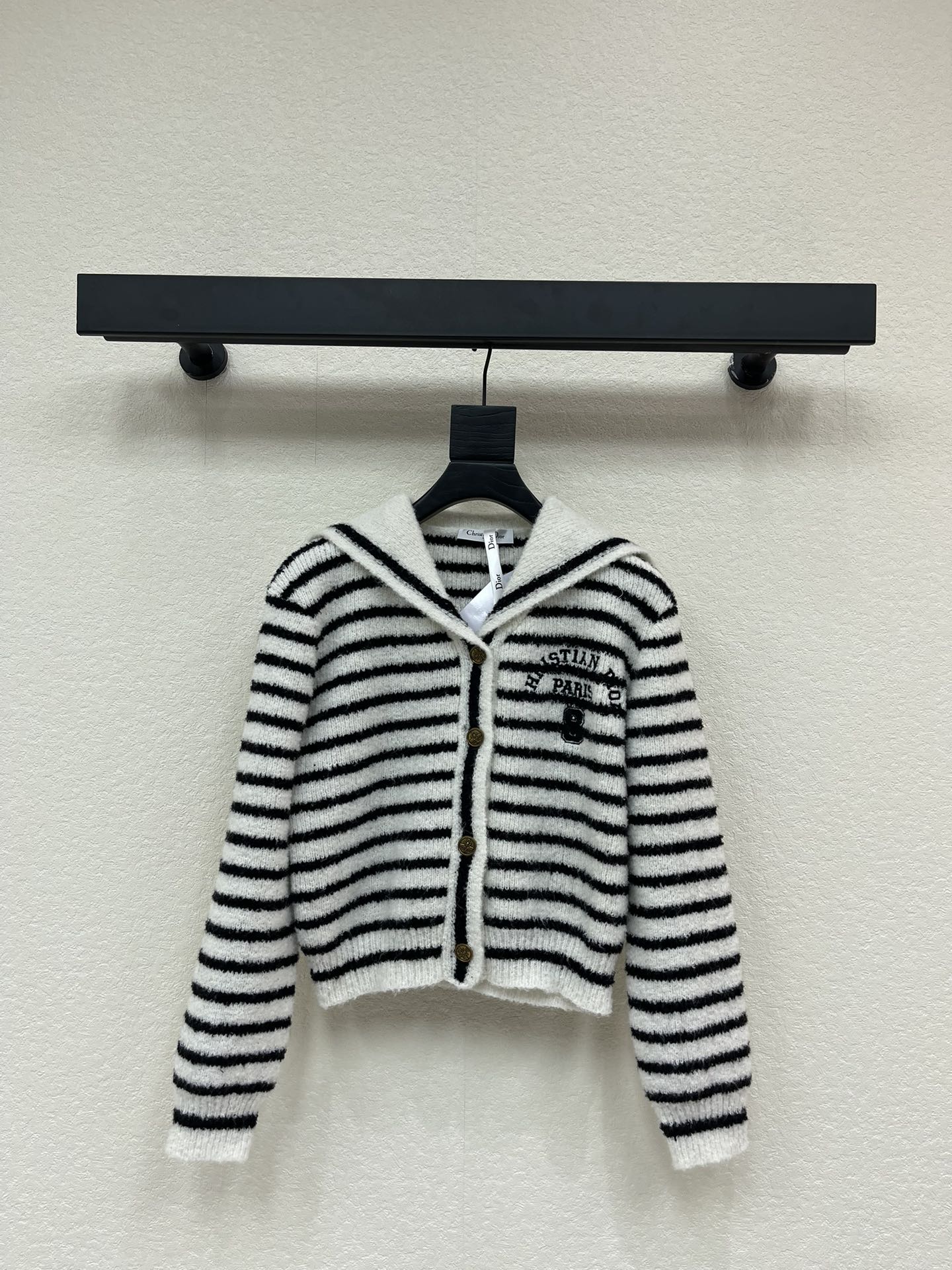 NO:577429,Dio*25 new autumn and winter shawl knitted striped cardigan!  Customized cotton yarn weaving, soft and delicate, comfortable texture, V-neck cardigan cut, front round button engraved with bee logo decoration, echoing the letter logo on the chest, showing the brand tone, two-color horizontal stripe contrasting design throughout the body, enriching the visual effect, adding a sense of literature and art, the upper body is simple and advanced, sweetening the age!  SML,,dior,shawls,alexander wang19860909Dio*25秋冬新款披肩针织条纹开衫！定制棉毛纱线织造,柔软细腻,质感舒适,V 领开衫剪裁,前襟圆扣印刻蜜蜂徽标装饰,与胸前字母徽标呼应,展现品牌调性,通体两色横向条纹撞色设计,丰富视觉效果,增加文艺感,上身尽显简约高级,减龄甜美！SML,,dior,shawls,alexander wang,Women's clothing