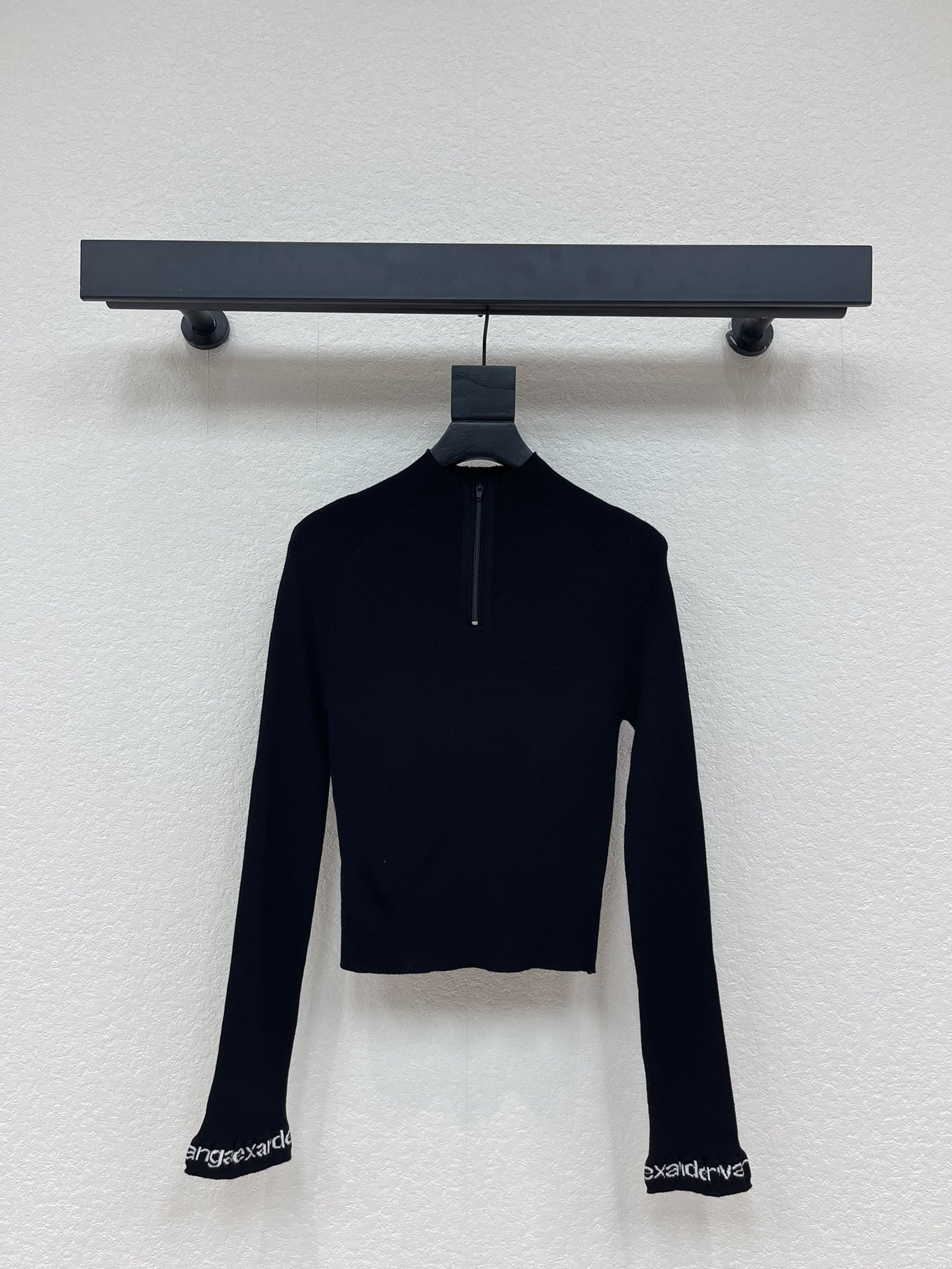 NO:577434,Alexander Wan*25 new autumn and winter half-zip pullover long-sleeved knitted top!  Customized wool yarn weaving, high-end texture, comfortable and soft, dropped shoulder version, vertical pit strips and edges are tightened with elastic, contrasting letter logo decoration on cuffs, showing high-end tonality, slim fit, regardless of body shape and age, simple and versatile for daily use!  SML AA,,alexander wang19860909Alexander Wan*25秋冬新款半拉链套头长袖针织上衣！定制羊毛纱线织造 质感高级 舒适柔软 落肩版型版型 竖坑条包边均以弹力收紧 袖口撞色字母徽标装饰 彰显高级调性 修身版型不挑身材年龄 日常简约百搭款！SML AA,,alexander wang,Women's clothing