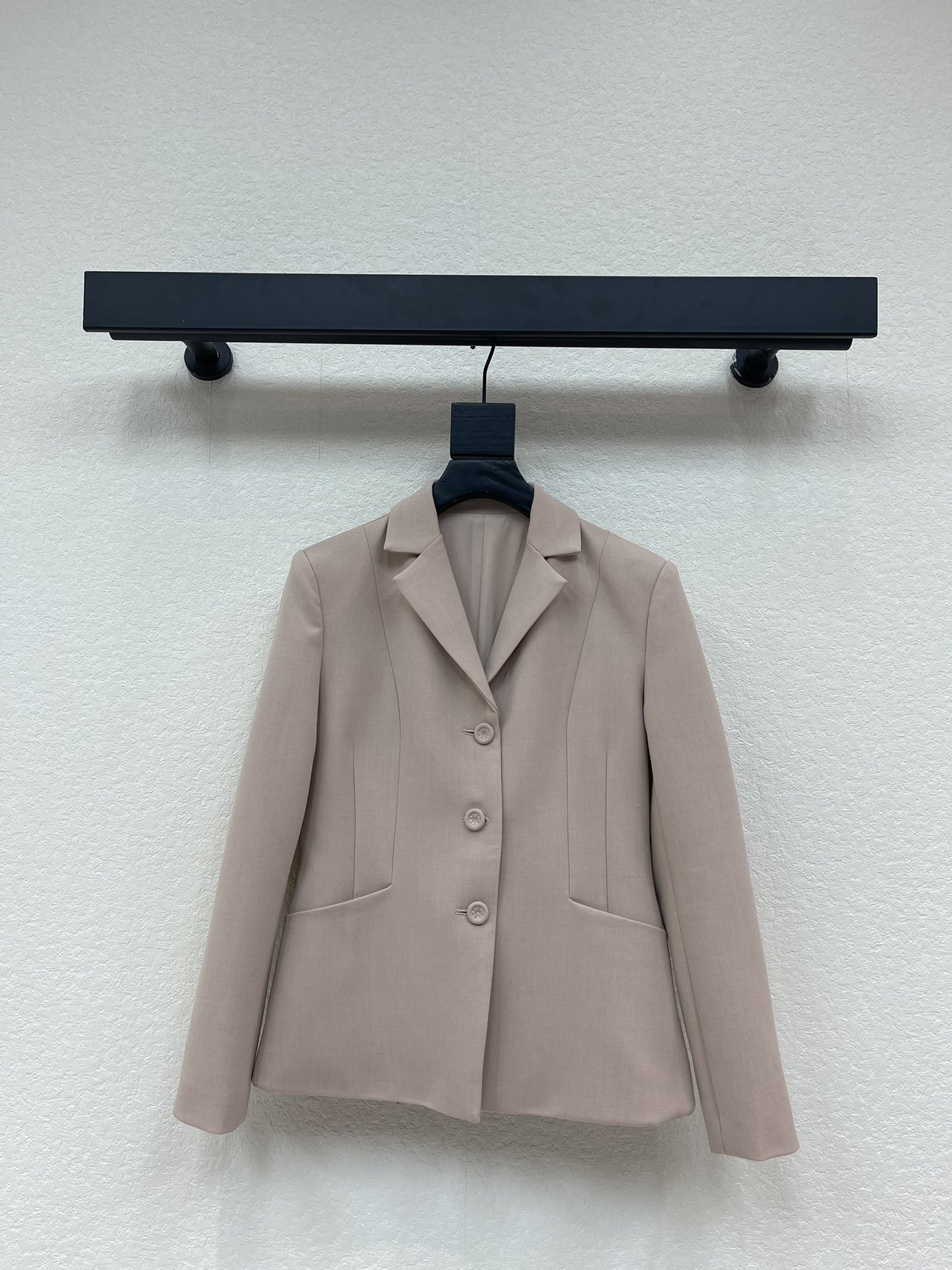 NO:577424,Dio*25 new early autumn CD minimalist handsome single-breasted slim fit suit jacket. The lapel shoulder pad suit with gun-notch collar is full of retro and high-end feeling. The three-dimensional tailoring waist version fits the body curve and looks more straight and slim. The custom wool blended fabric has a crisp texture, is stylish, capable and elegant, and is very practical. It goes well with daily commuting. SMLXL, dior, jackets & coats, business suit, alexander wang19860909Dio*25早秋新款CD极简主义帅气单排扣修身西装外套 翻领垫肩西装搭配枪驳领口复古高级感满满 立体剪裁收腰版型贴合人体曲线 更显挺拔苗条 定制羊毛混纺面料质感挺括有型干练优雅 实穿性很高 通勤日常都很好搭 SMLXL,,dior,jackets & coats,business suit,alexander wang,Women's clothing