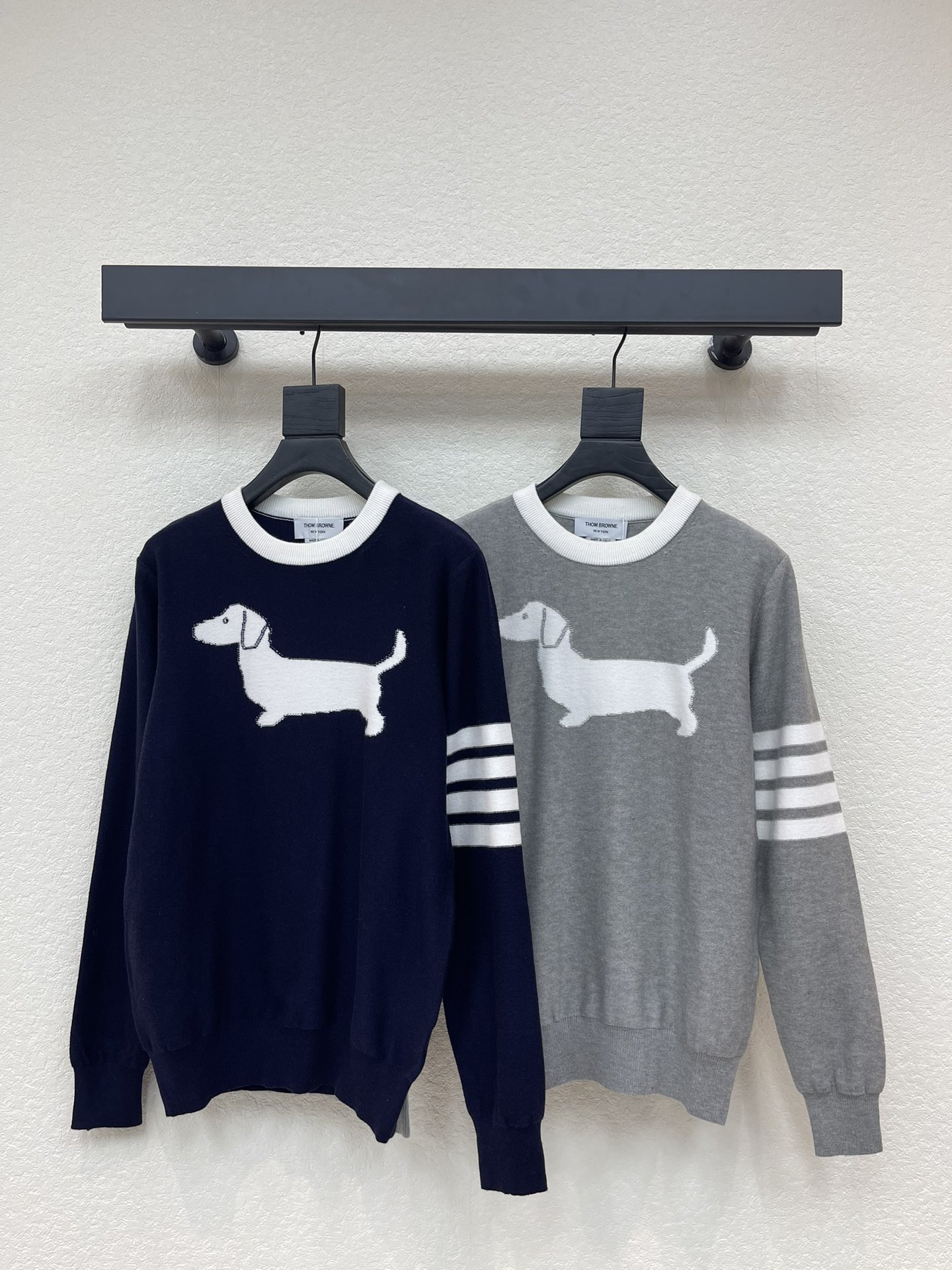 NO:577421,TB knitted puppy pattern four-stripe collar and color-blocked round-neck knitted sweater. The material is made of wool blend. The material is soft and comfortable. The stitching is tight. The puppy pattern and four-stripes are knitted. The version can be slim or loose. Comfortable and breathable. Same style for men and women. Color gray/navy blue. Size 1/2/3/4 A,,sweaters,alexander wang19860909TB针织小狗图案四道杠领子拼色圆领针织毛衣 料子采用羊毛混纺 料子柔软舒适 针路紧密 小狗图案以及四道杠针织而成  版型可修身可宽松 舒适透气 男女同款 颜色灰色/藏青 尺码1/2/3/4 A,,sweaters,alexander wang,Women's clothing