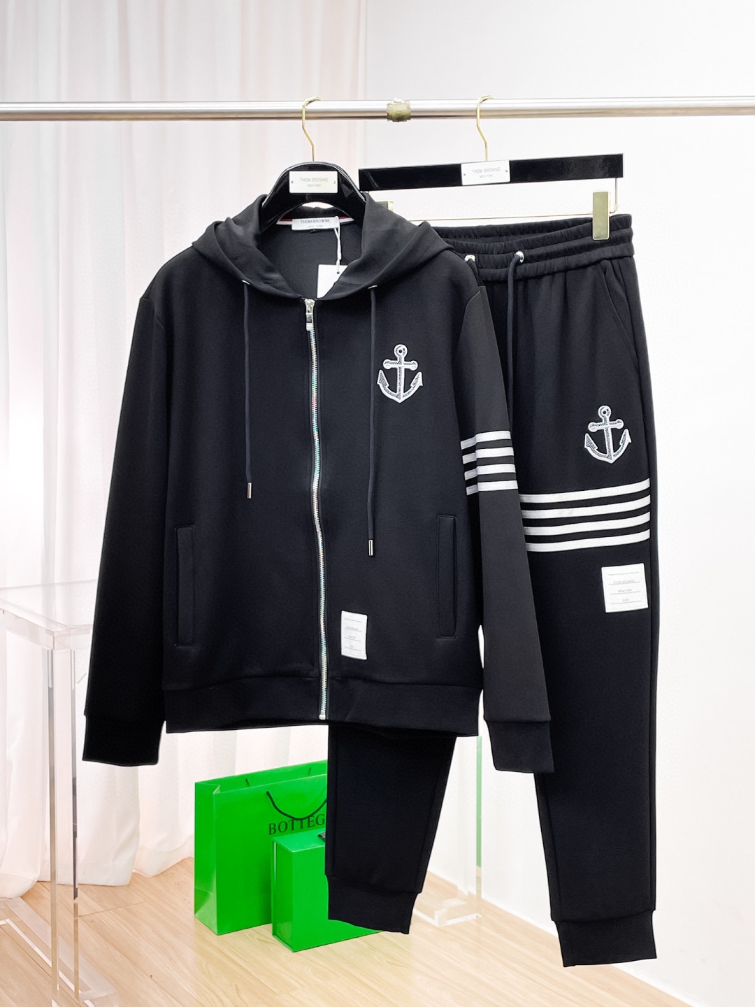 NO:614962,[TB] Hot-selling suits are coming. Focus on the original version of the official website. 2025 new hot-selling cardigan and sweatshirt suit. The original single product is carefully crafted by top designers to provide a fitting and perfect upper body effect. All-natural high-quality Tencel Roman cotton, close-fitting comfort, noble and elegant!  Original hardware embodies elegance and nobility!  Counter sizes M-3XL (up to 190 pounds), hoodie, sweatshirts, alexander wang19860909【TB】爆款套装来袭 专注官网原版 2025全新爆款开衫卫衣套装 原单狠货倾注顶级设计师的精心之作 就为一个贴合、完美的上身效果 全天然优质天丝罗马棉,贴身的舒适感 高贵典雅！原厂五金无不彰显优雅高贵气质！专柜尺码M-3XL（最大穿到190斤）,,hoodie,sweatshirts,alexander wang,Men's clothing