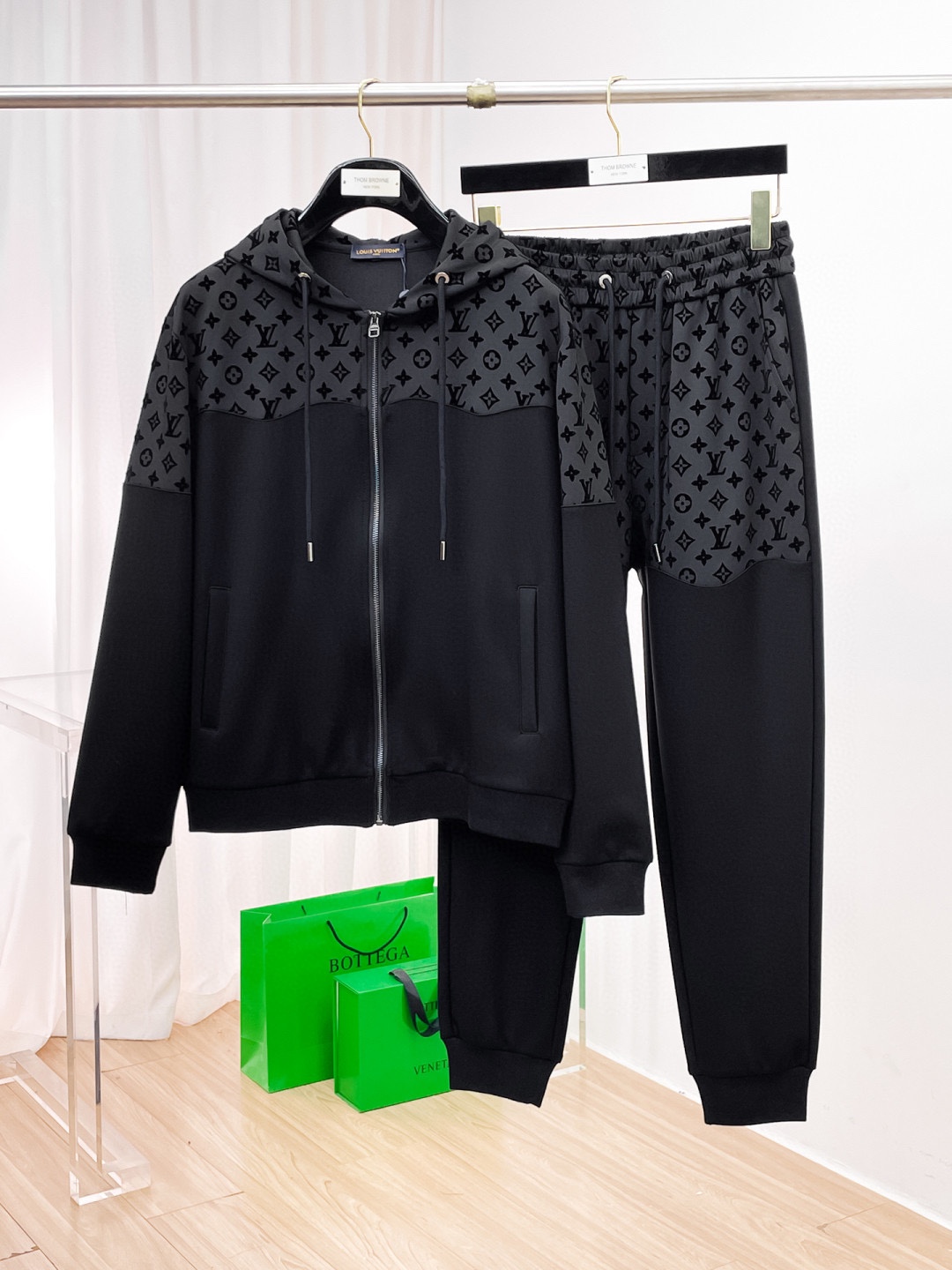 NO:615003,[LV Louis Vuitton] Hot-selling suit is coming. Focus on the original version of the official website. 2025 new hot-selling cardigan sweater suit. The original product is carefully crafted by top designers. It is a fitting and perfect upper body effect. All-natural high-quality Tencel Roman cotton, close-fitting comfort, noble and elegant!  Original hardware embodies elegance and nobility!  Counter sizes M-3XL (up to 190 pounds),,louis vuitton,louis vuitton,hoodie,sweatshirts,alexander wang19860909【LV路易威登】爆款套装来袭 专注官网原版 2025全新爆款开衫卫衣套装 原单狠货倾注顶级设计师的精心之作 就为一个贴合、完美的上身效果 全天然优质天丝罗马棉,贴身的舒适感 高贵典雅！原厂五金无不彰显优雅高贵气质！专柜尺码M-3XL（最大穿到190斤）,,louis vuitton,louis vuitton,hoodie,sweatshirts,alexander wang,Men's clothing