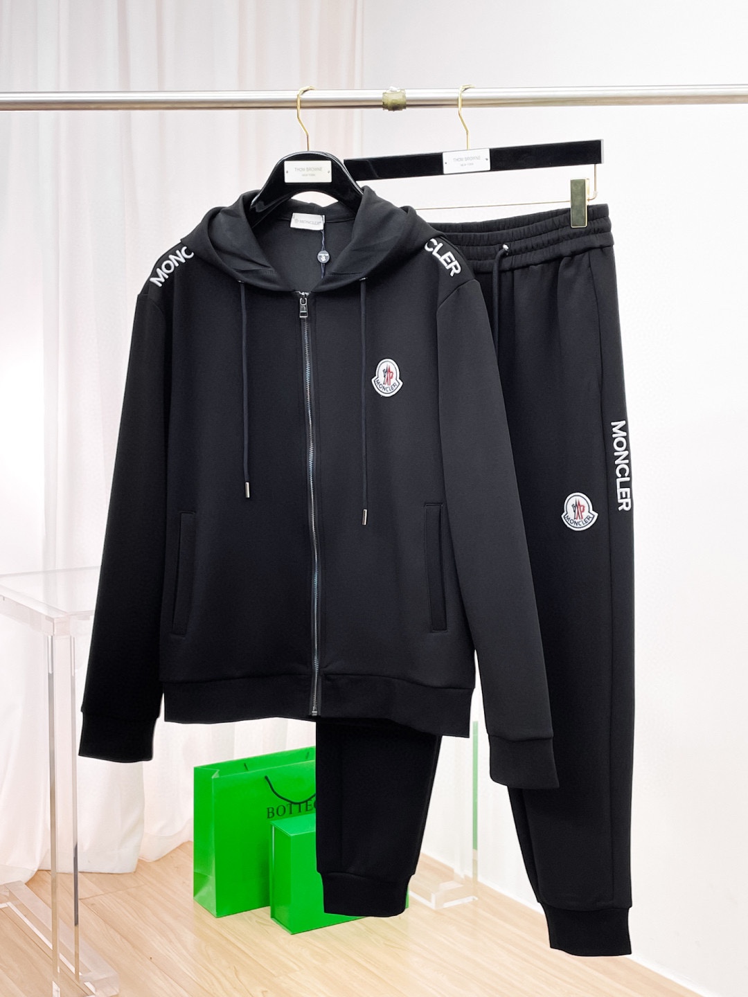 NO:614999,[MONCLER] Hot-selling suit is coming. Focus on the original version of the official website. 2025 new hot-selling cardigan and sweatshirt suit. The original product is carefully crafted by top designers to provide a fitting and perfect upper body effect. All-natural high-quality Tencel Roman cotton, close-fitting comfort, noble and elegant!  Original hardware embodies elegance and nobility!  Counter sizes M-3XL (up to 190 pounds), Moncler, hoodie, sweatshirts, alexander wang19860909【MONCLER 蒙口】爆款套装来袭 专注官网原版 2025全新爆款开衫卫衣套装 原单狠货倾注顶级设计师的精心之作 就为一个贴合、完美的上身效果 全天然优质天丝罗马棉,贴身的舒适感 高贵典雅！原厂五金无不彰显优雅高贵气质！专柜尺码M-3XL（最大穿到190斤）,,Moncler,hoodie,sweatshirts,alexander wang,Men's clothing