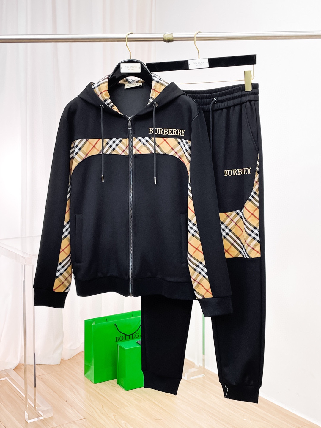 NO:614989,[BURBERRY] The hot-selling suit is coming. Focus on the original version of the official website. The 2025 new hot-selling cardigan and sweatshirt suit. The original product is carefully crafted by top designers to provide a fitting and perfect upper body effect. All-natural high-quality Tencel Roman cotton, close-fitting comfort, noble and elegant!  Original hardware embodies elegance and nobility!  Counter sizes M-3XL (up to 190 pounds),,burberry,burberry,hoodie,sweatshirts,alexander wang19860909【BURBERRY 巴宝莉】爆款套装来袭 专注官网原版 2025全新爆款开衫卫衣套装 原单狠货倾注顶级设计师的精心之作 就为一个贴合、完美的上身效果 全天然优质天丝罗马棉,贴身的舒适感 高贵典雅！原厂五金无不彰显优雅高贵气质！专柜尺码M-3XL（最大穿到190斤）,,burberry,burberry,hoodie,sweatshirts,alexander wang,Men's clothing