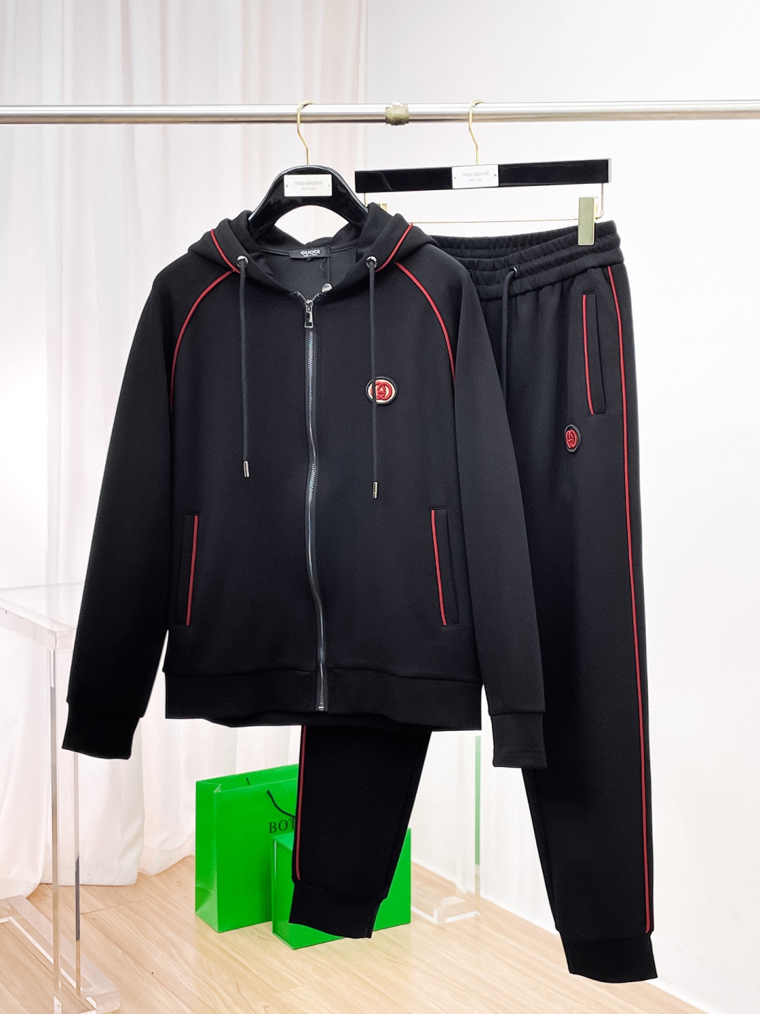 NO:614984,[GUCCI] Hot-selling suit is coming. Focus on the original version of the official website. 2025 new hot-selling cardigan sweater suit. The original product is the meticulous work of top designers. It is a fitting and perfect upper body effect. All-natural high-quality Tencel Roman cotton, close-fitting comfort, noble and elegant!  Original hardware embodies elegance and nobility!  Counter sizes M-3XL (up to 190 pounds), gucci, hoodie, sweatshirts, alexander wang19860909【GUCCI 古奇】爆款套装来袭 专注官网原版 2025全新爆款开衫卫衣套装 原单狠货倾注顶级设计师的精心之作 就为一个贴合、完美的上身效果 全天然优质天丝罗马棉,贴身的舒适感 高贵典雅！原厂五金无不彰显优雅高贵气质！专柜尺码M-3XL（最大穿到190斤）,,gucci,hoodie,sweatshirts,alexander wang,Men's clothing