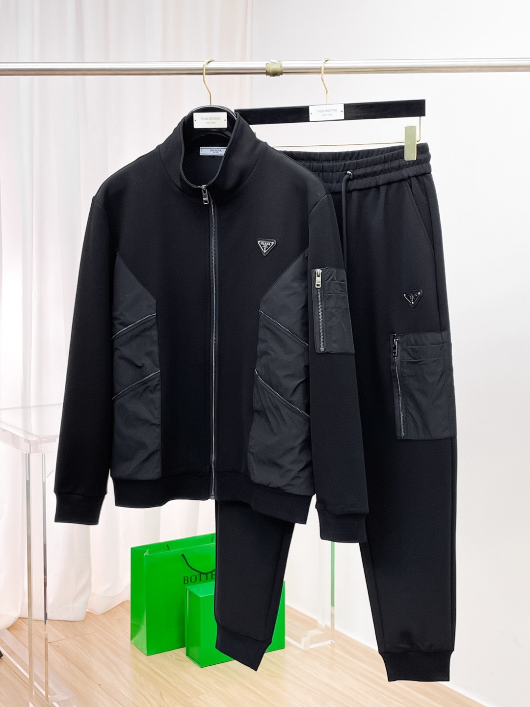 NO:614979,[PRADA] Hot-selling suit is coming. Focus on the original version of the official website. 2025 new hot-selling cardigan sweater suit. The original product is carefully crafted by top designers. It has a fitting and perfect upper body effect. All-natural high-quality Tencel Roman cotton, close-fitting comfort, noble and elegant!  Original hardware embodies elegance and nobility!  Counter sizes M-3XL (up to 190 pounds), prada, prada, hoodie, sweatshirts, alexander wang19860909【PRADA 普拉达】爆款套装来袭 专注官网原版 2025全新爆款开衫卫衣套装 原单狠货倾注顶级设计师的精心之作 就为一个贴合、完美的上身效果 全天然优质天丝罗马棉,贴身的舒适感 高贵典雅！原厂五金无不彰显优雅高贵气质！专柜尺码M-3XL（最大穿到190斤）,,prada,prada,hoodie,sweatshirts,alexander wang,Men's clothing