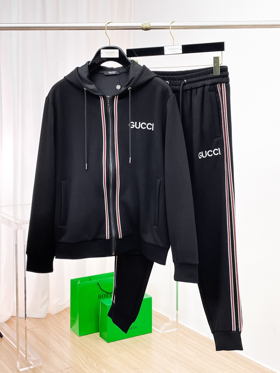 NO:614974,[GUCCI] Hot-selling suit is coming. Focus on the original version of the official website. 2025 new hot-selling cardigan sweater suit. The original product is the meticulous work of top designers. It is a fitting and perfect upper body effect. All-natural high-quality Tencel Roman cotton, close-fitting comfort, noble and elegant!  Original hardware embodies elegance and nobility!  Counter sizes M-3XL (up to 190 pounds), gucci, hoodie, sweatshirts, alexander wang19860909【GUCCI 古奇】爆款套装来袭 专注官网原版 2025全新爆款开衫卫衣套装 原单狠货倾注顶级设计师的精心之作 就为一个贴合、完美的上身效果 全天然优质天丝罗马棉,贴身的舒适感 高贵典雅！原厂五金无不彰显优雅高贵气质！专柜尺码M-3XL（最大穿到190斤）,,gucci,hoodie,sweatshirts,alexander wang,Men's clothing